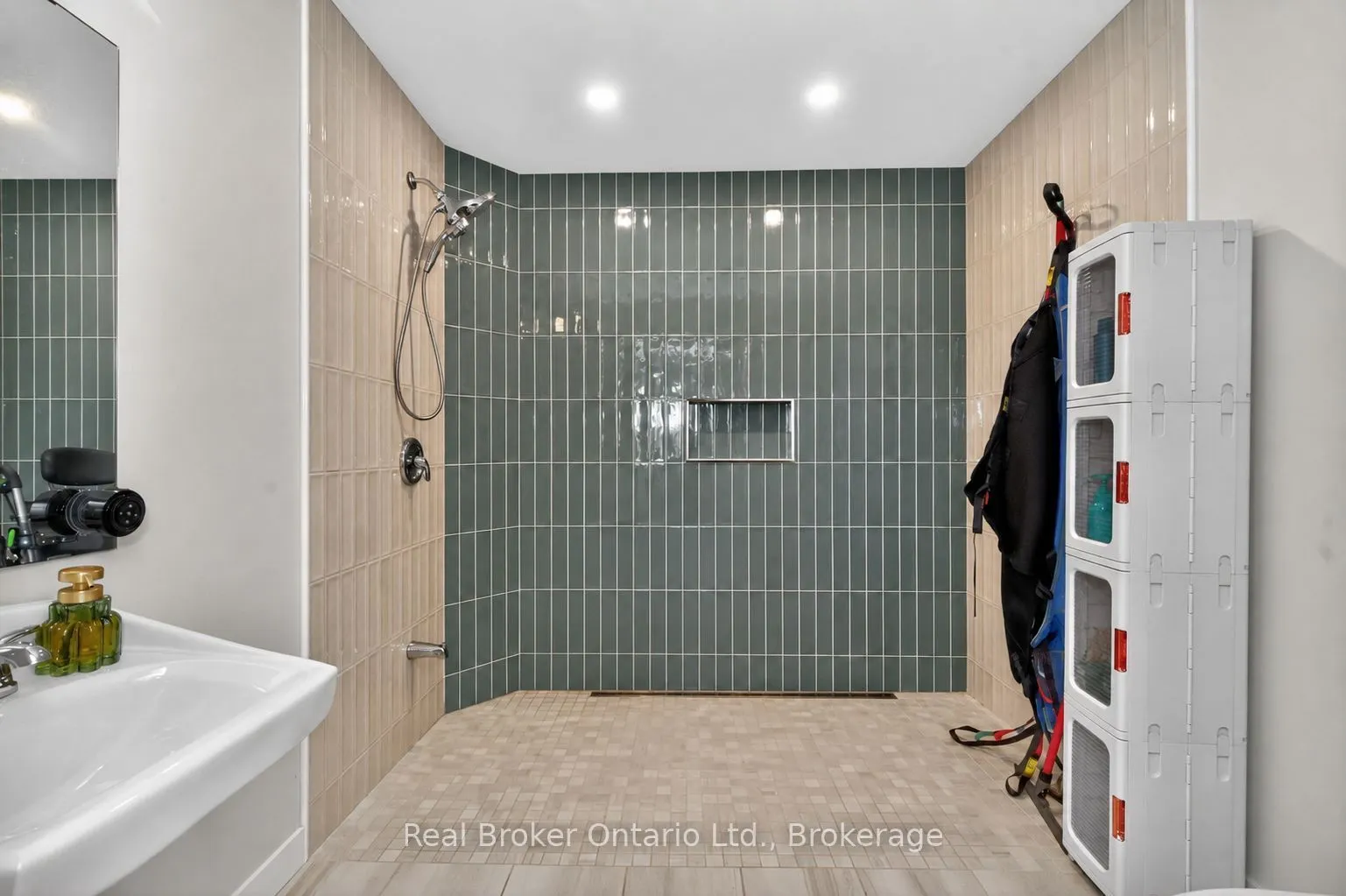 597 Lafontaine Road W