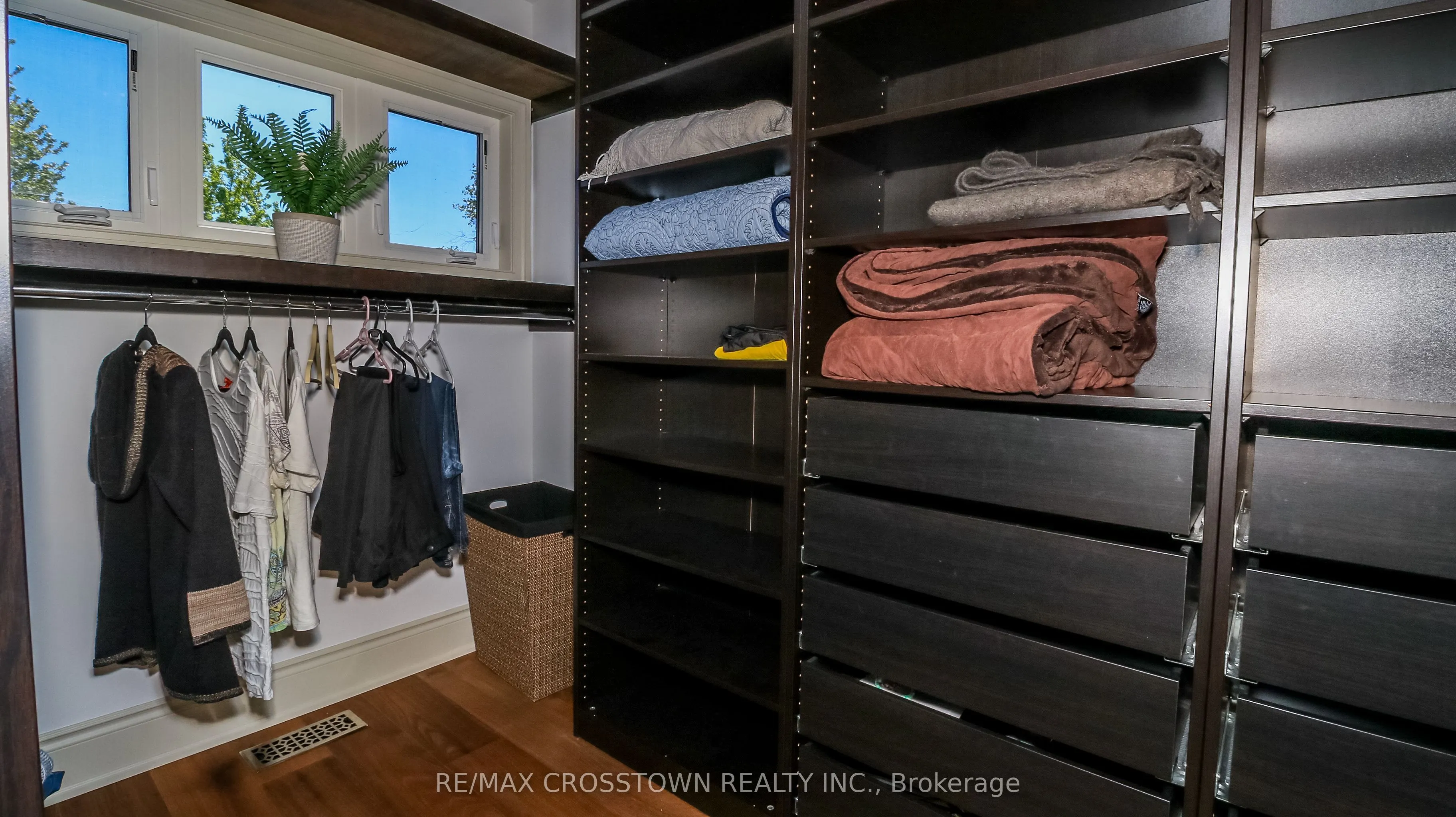 183 Lakeshore Road W