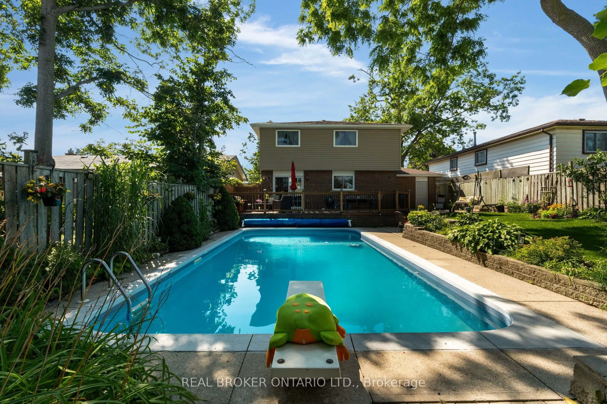 40 Farmingdale Crescent