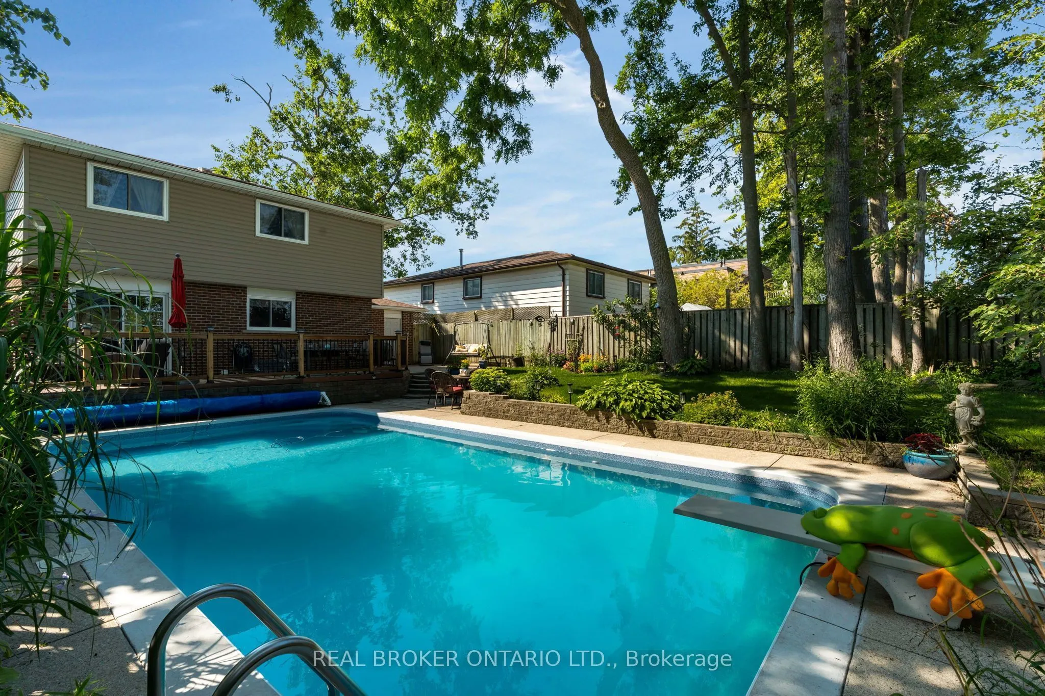 40 Farmingdale Crescent