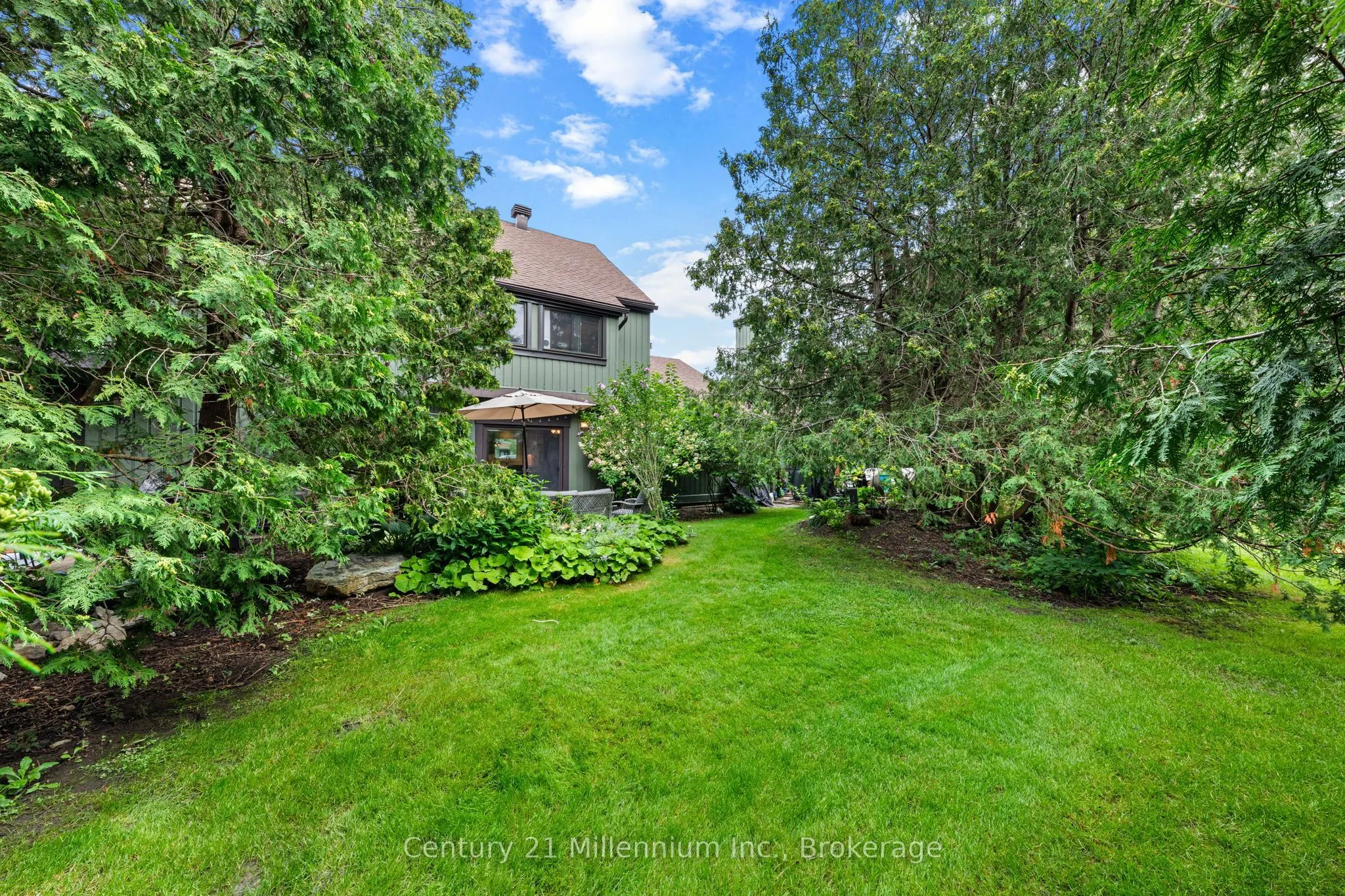 156 ESCARPMENT Crescent #16