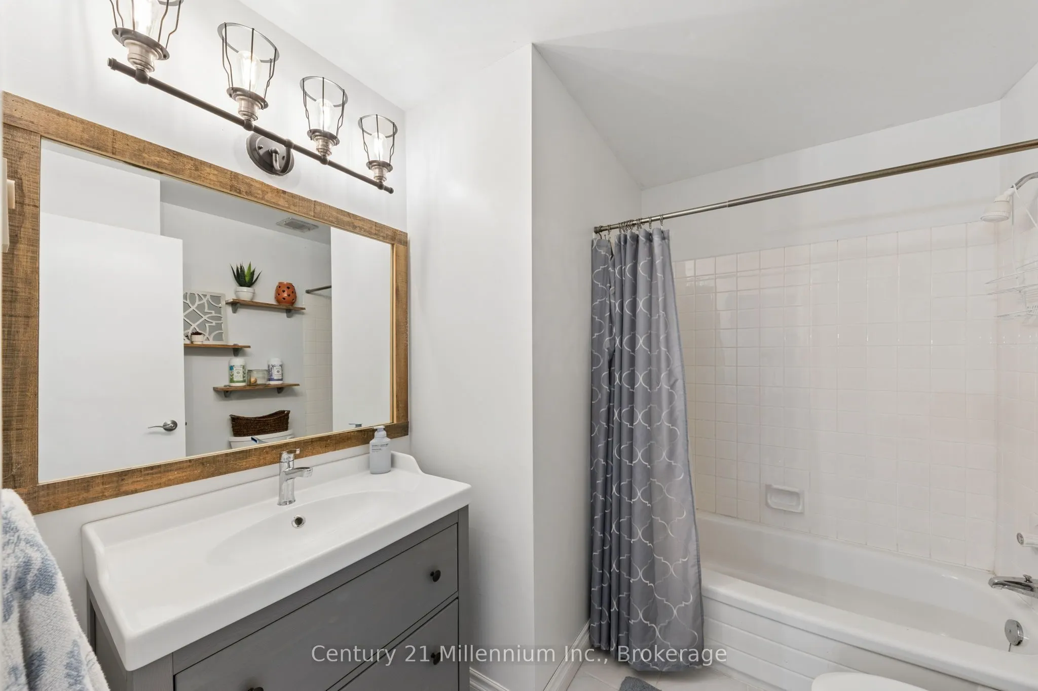 156 ESCARPMENT Crescent #16