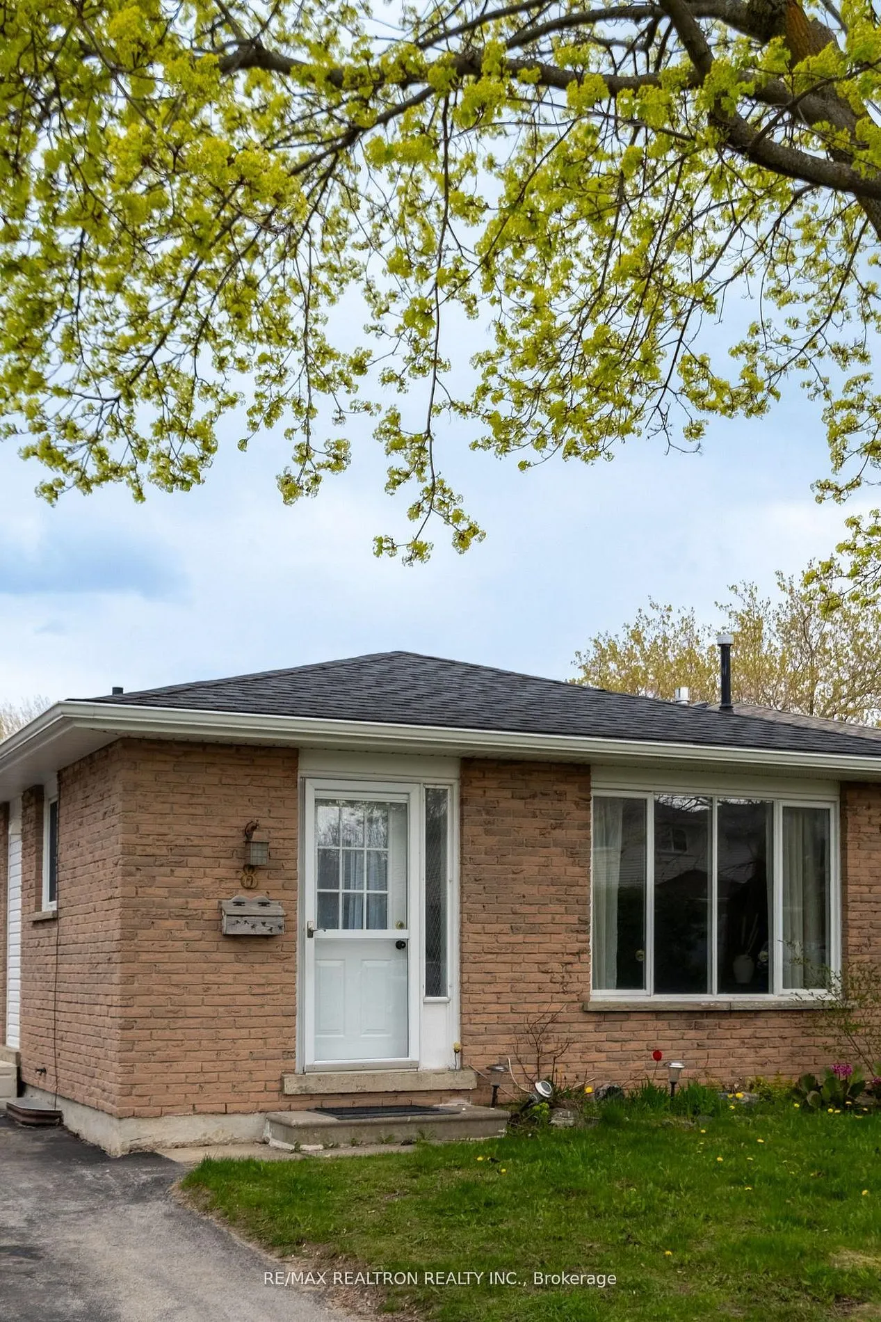 8 Courtice Crescent