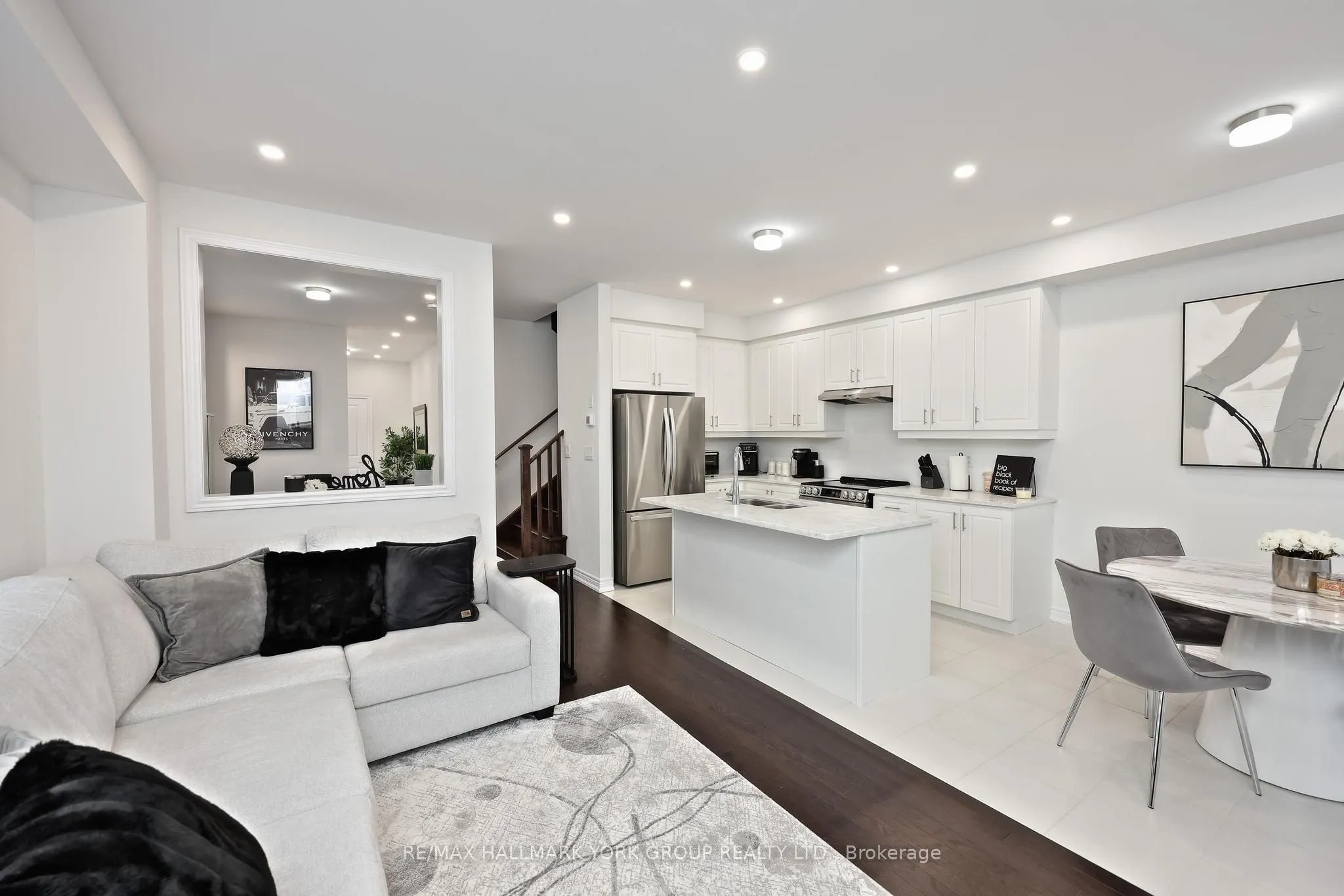 145 Fenchurch Manor