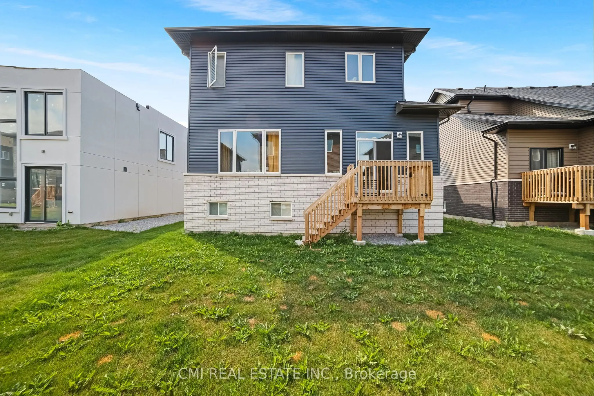 3742 Sunbank Crescent