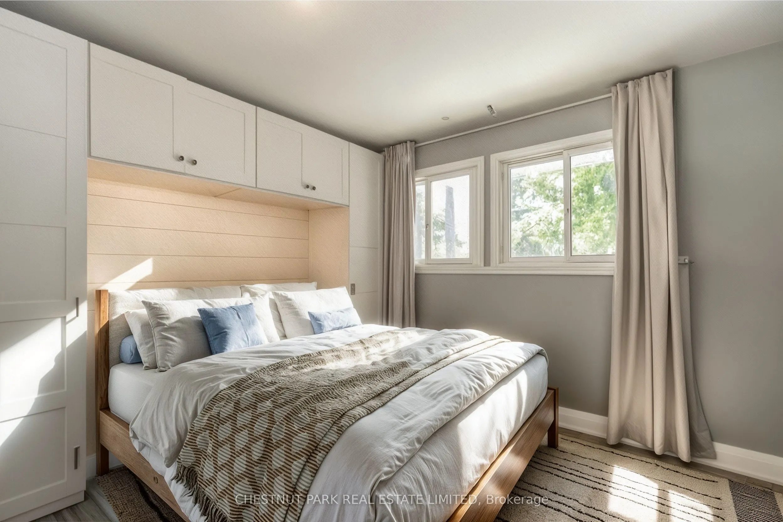 47 Lakeshore Road W