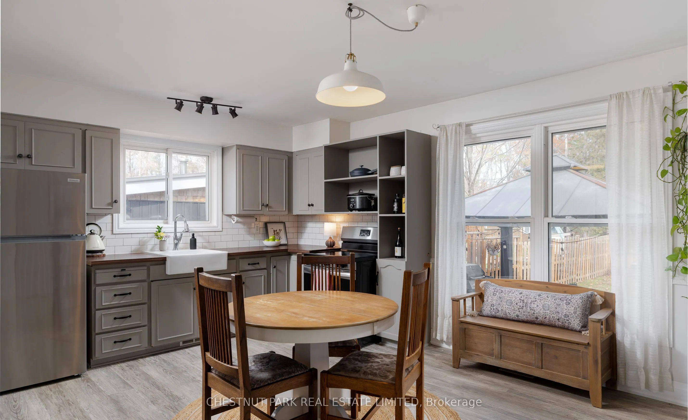 47 Lakeshore Road W