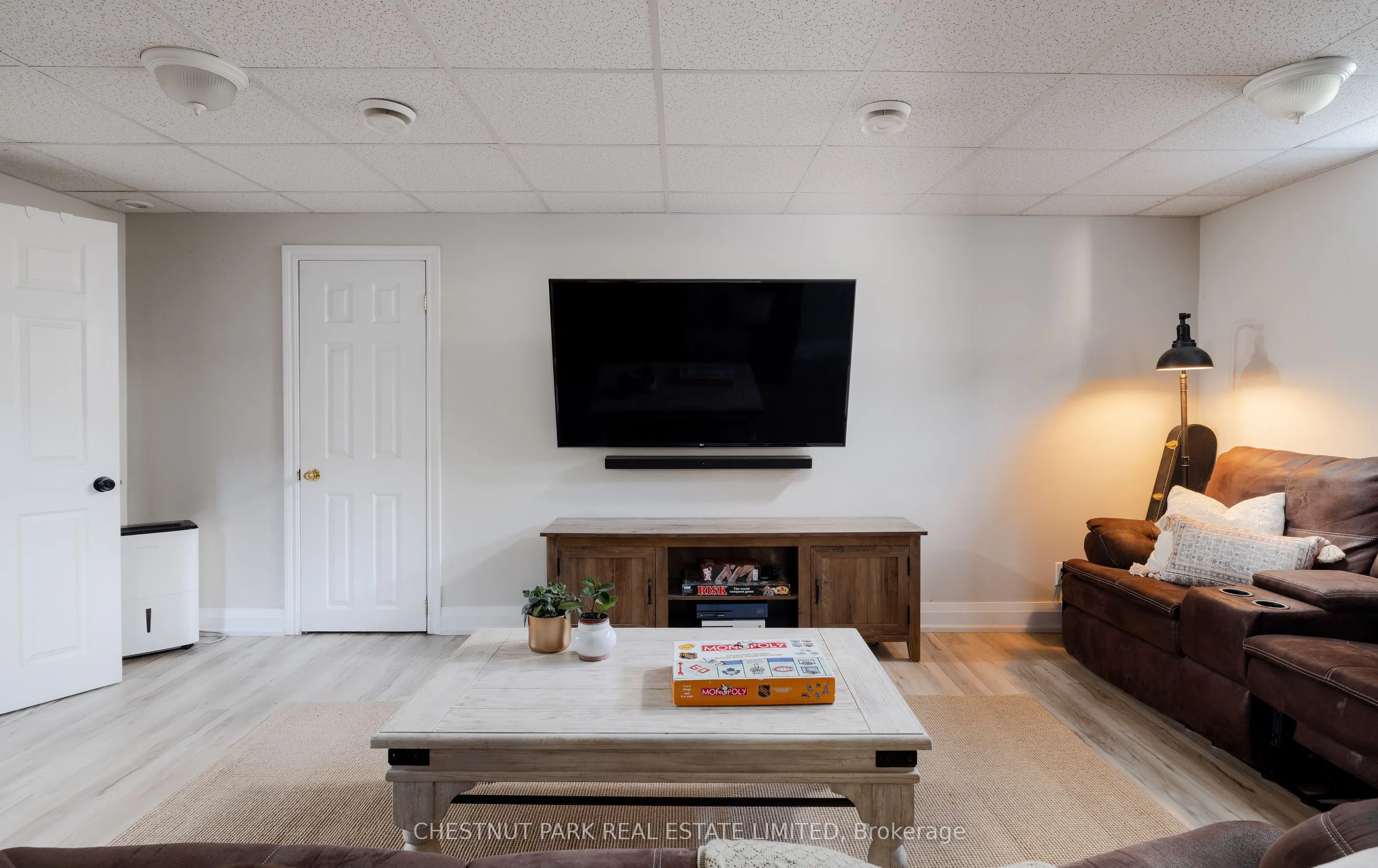 47 Lakeshore Road W