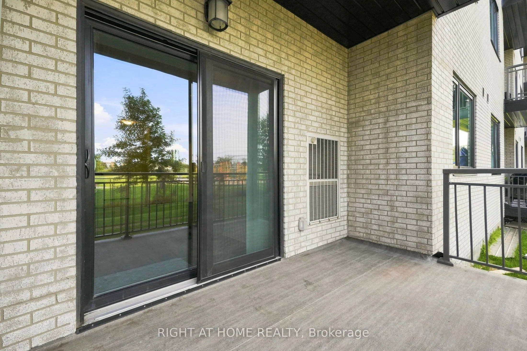299 Cundles Road E ##106