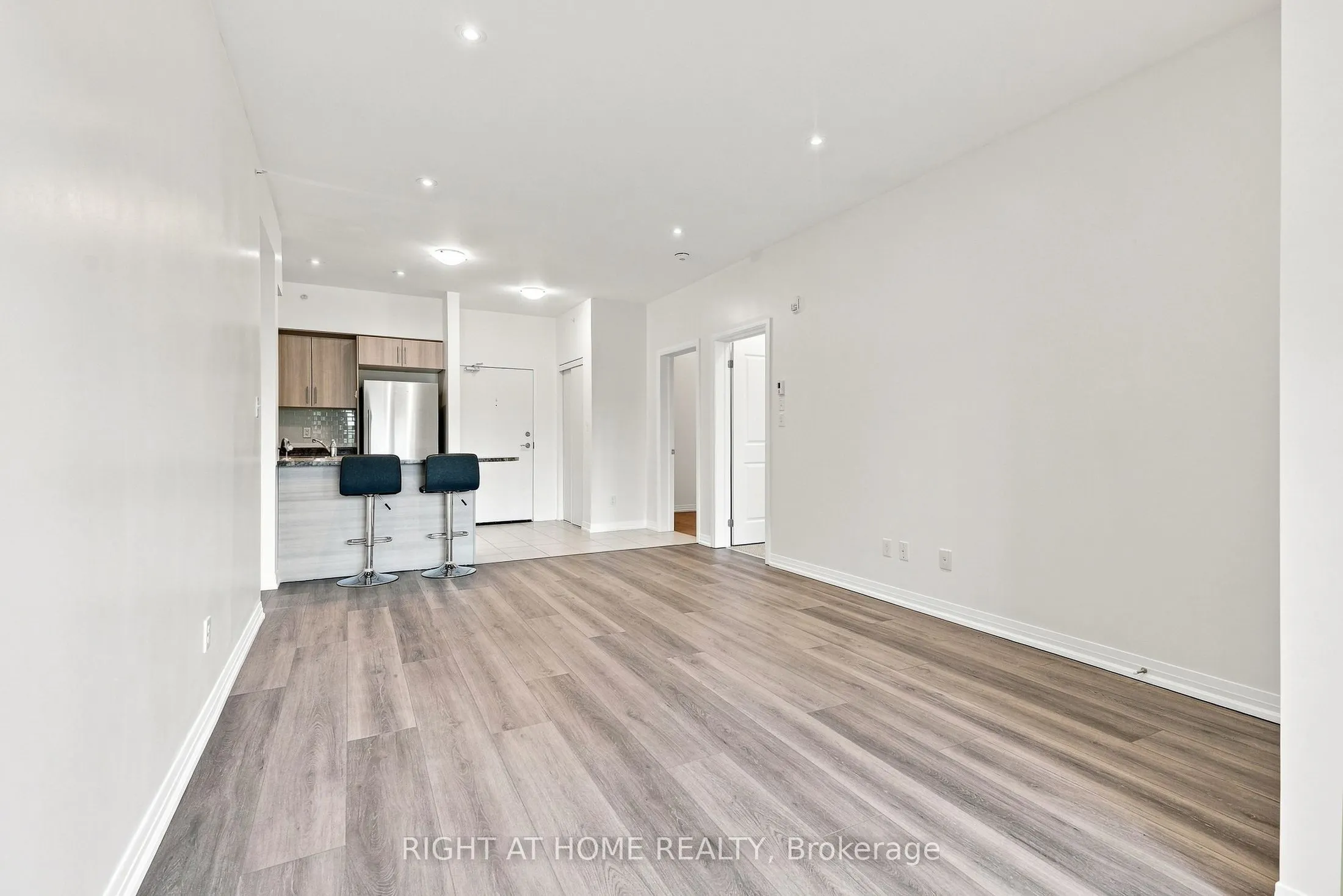299 Cundles Road E ##106