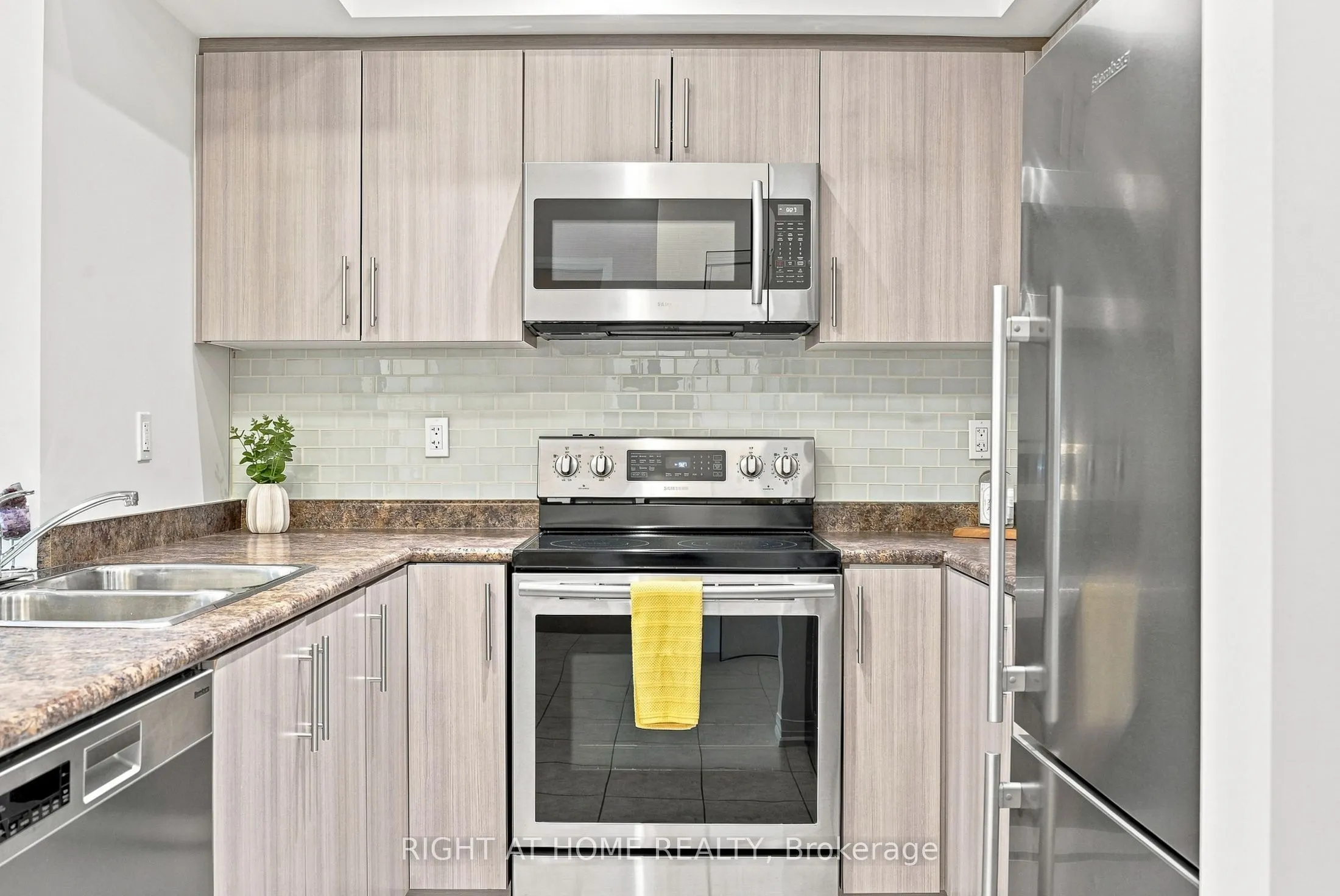 299 Cundles Road E ##106