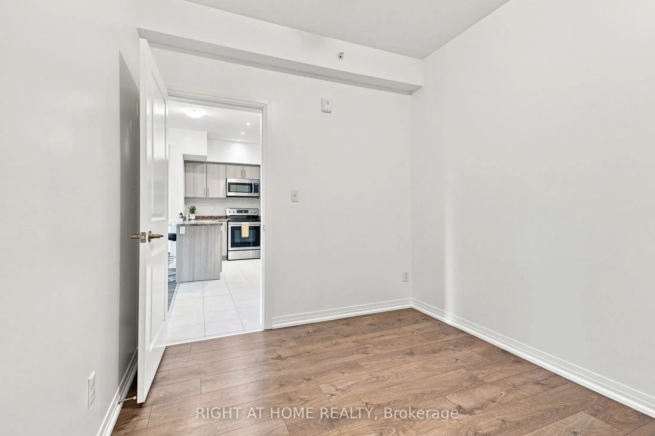 299 Cundles Road E ##106