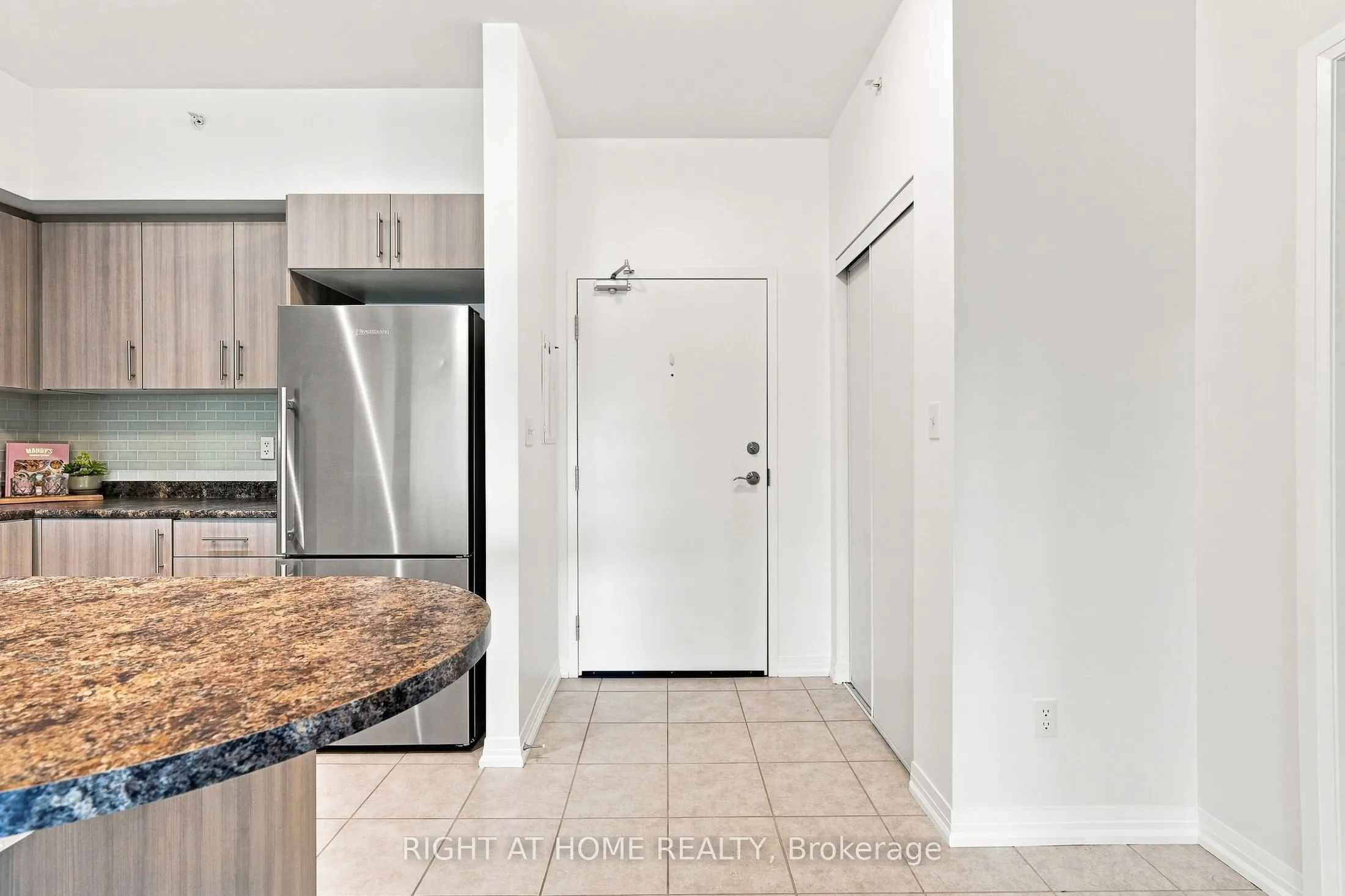 299 Cundles Road E ##106