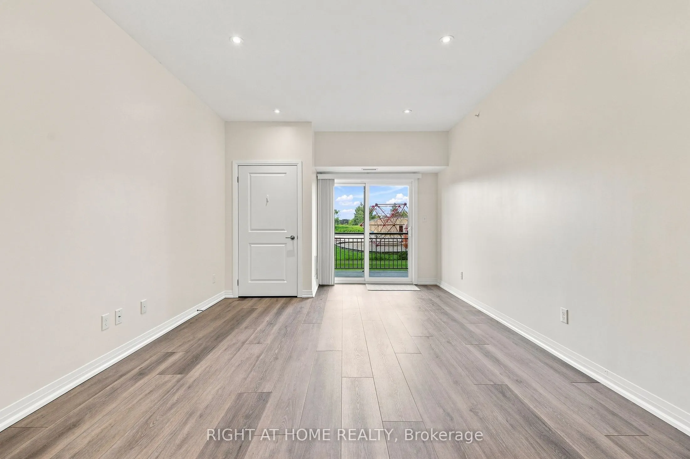 299 Cundles Road E ##106