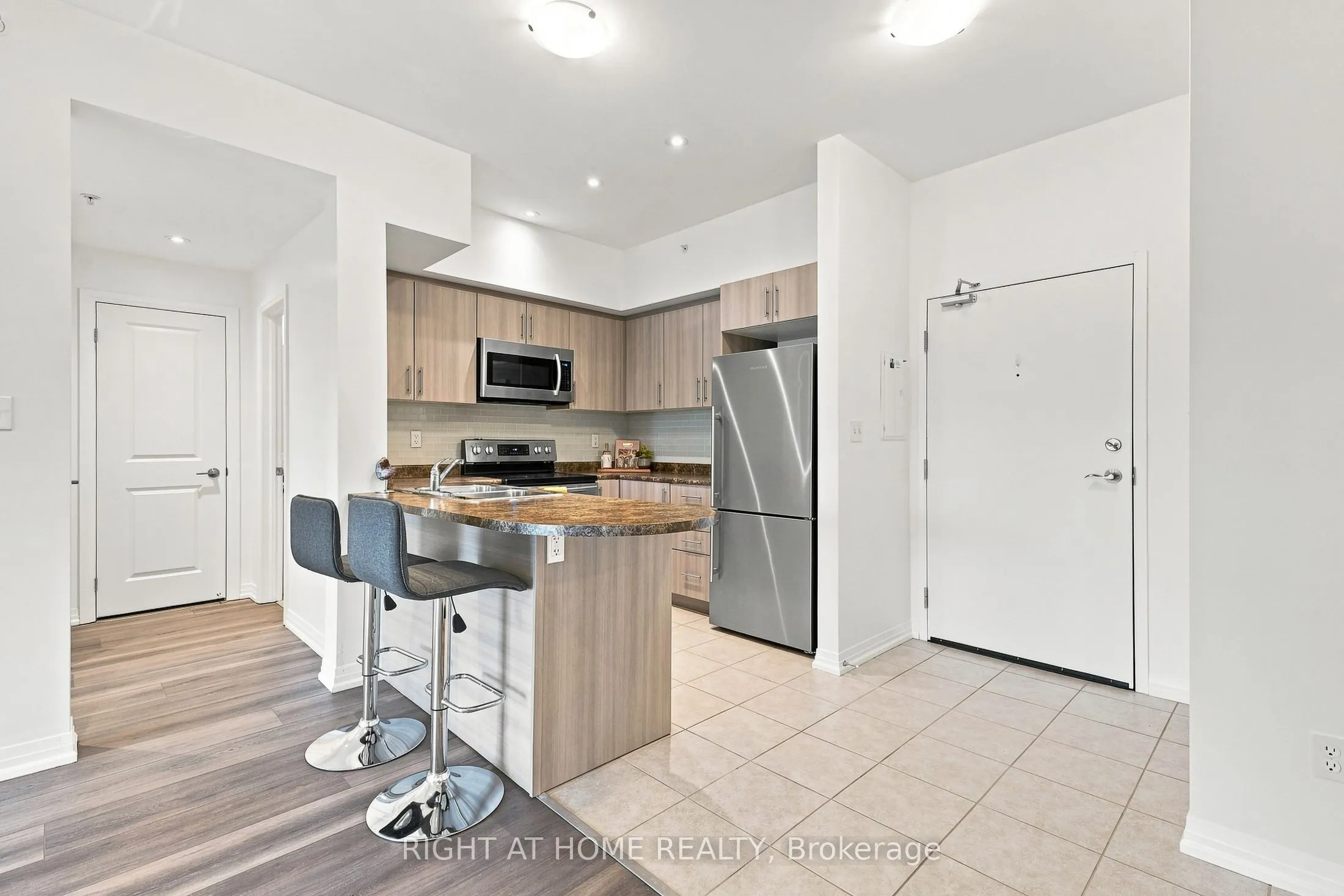 299 Cundles Road E ##106