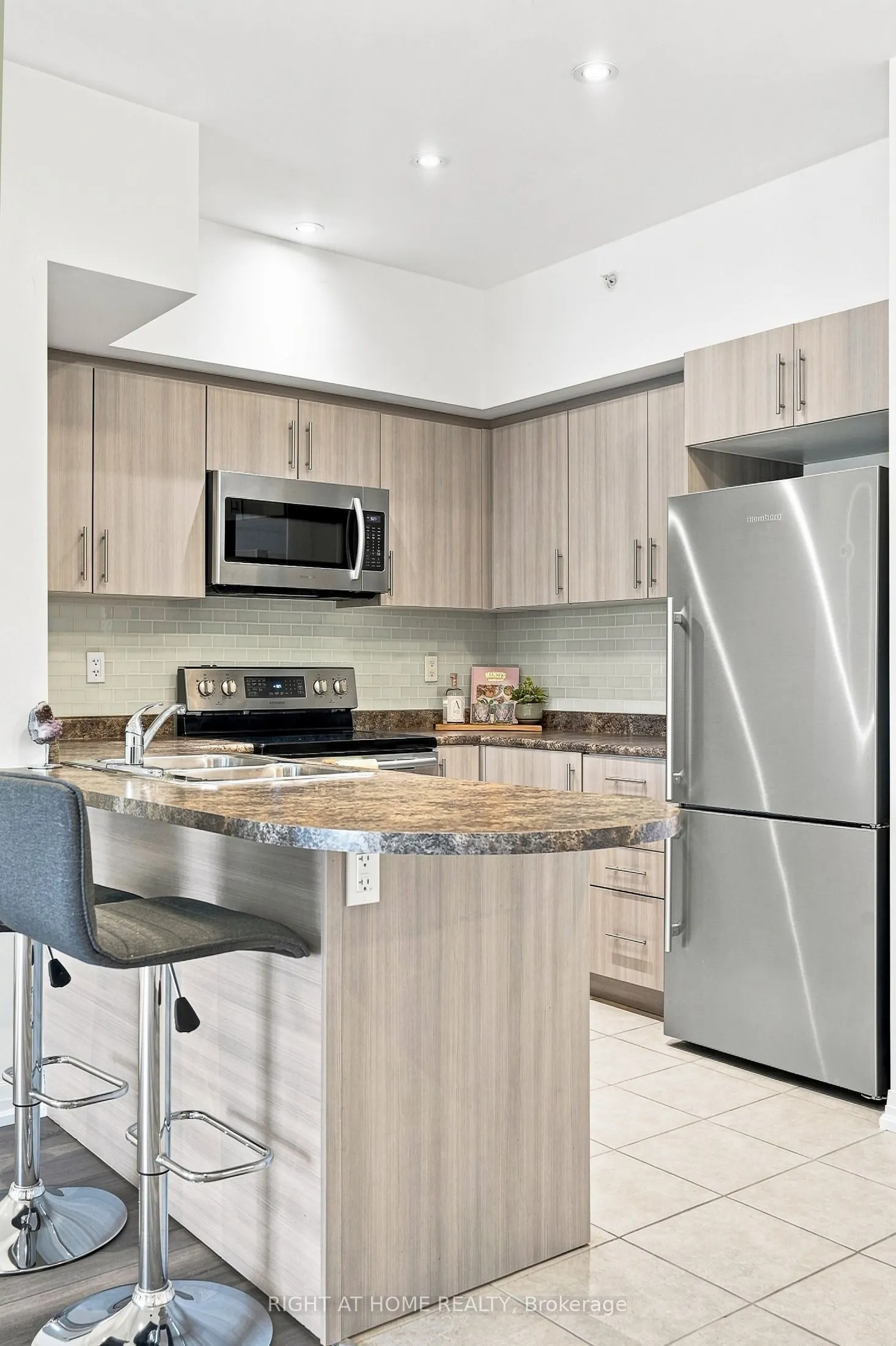 299 Cundles Road E ##106