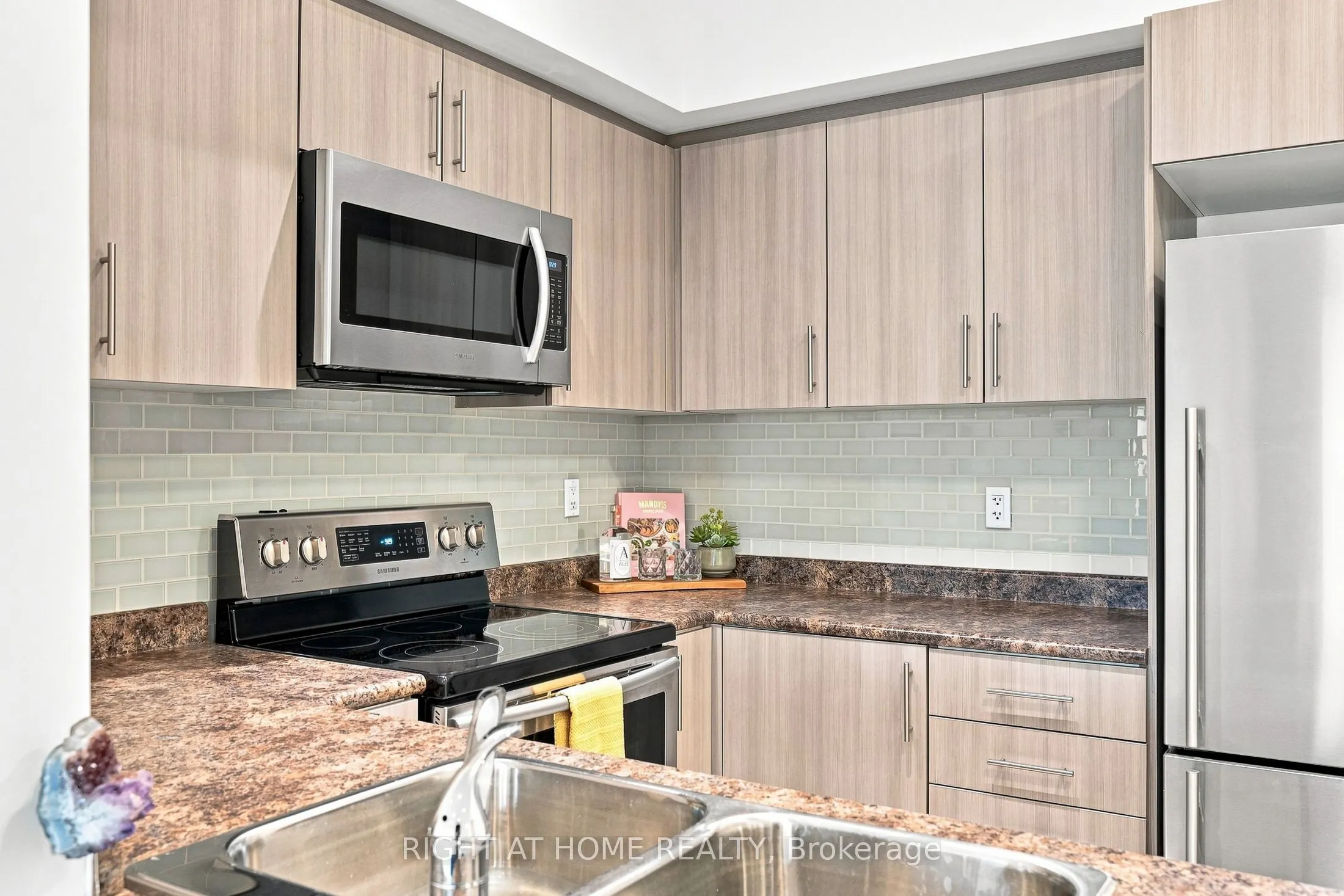 299 Cundles Road E ##106