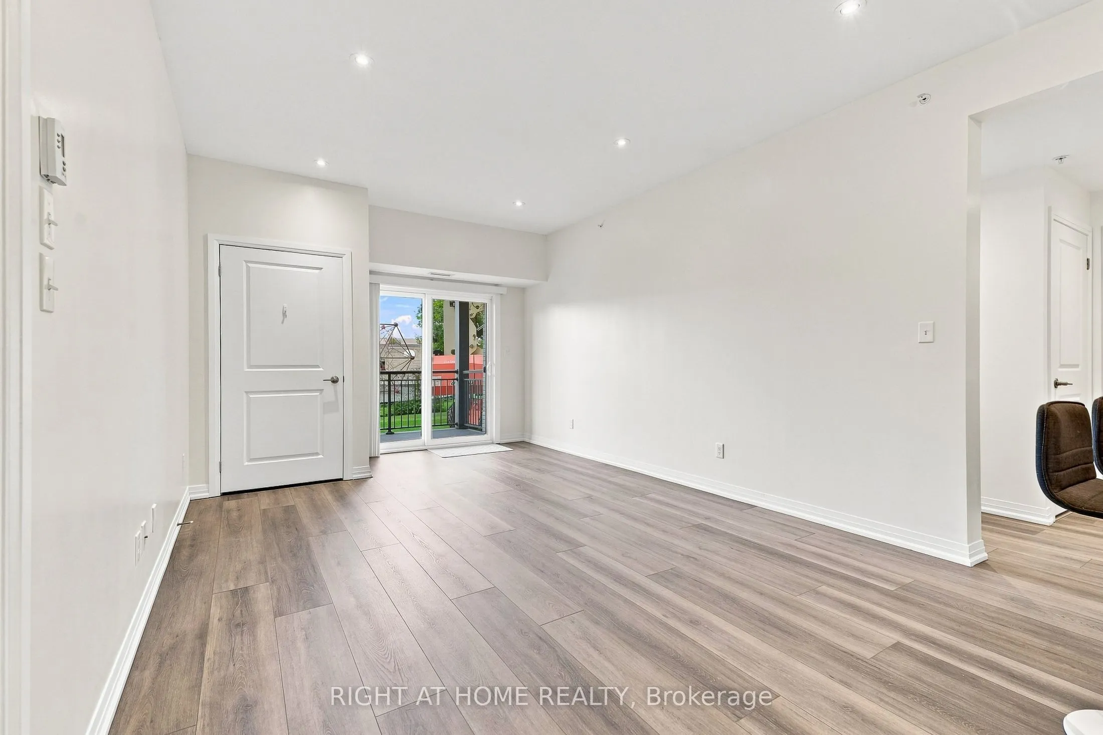 299 Cundles Road E ##106
