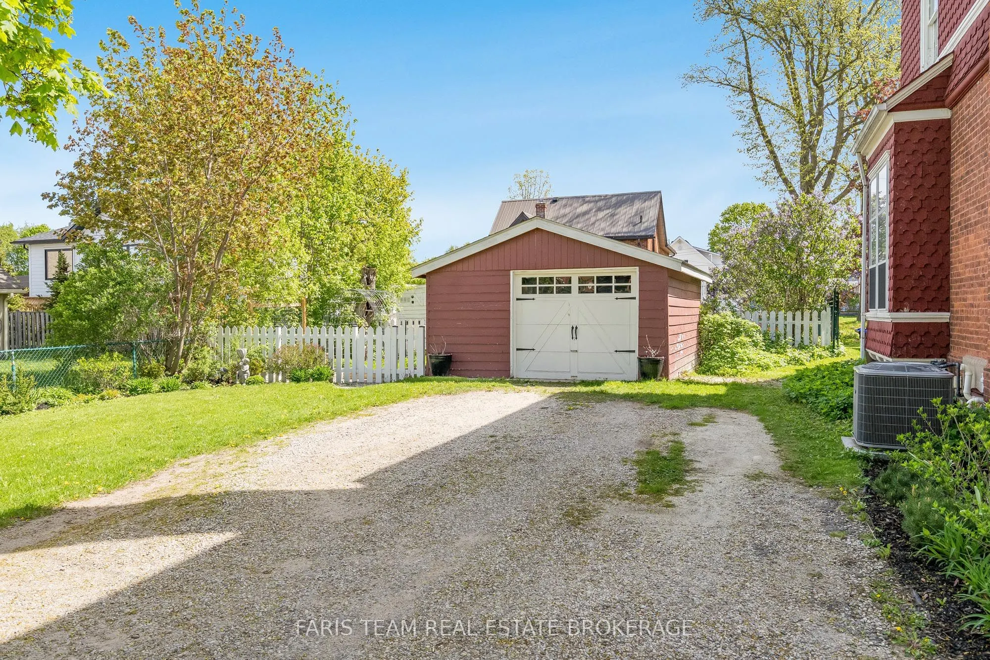23 Yonge Street S