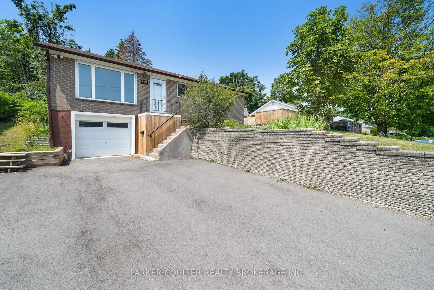 636 Mississaga Street W