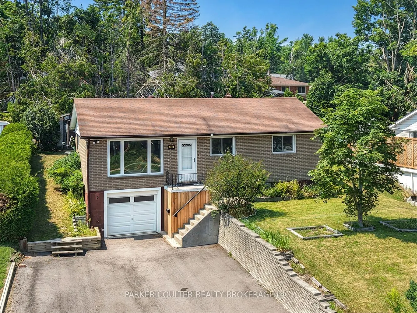 636 Mississaga Street W