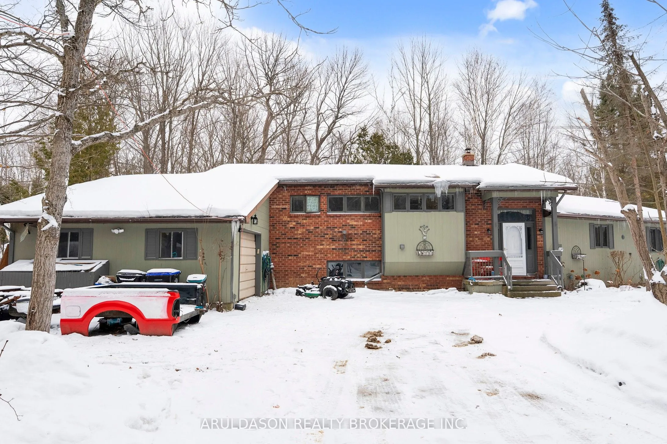 1208 Birchcliffe Crescent