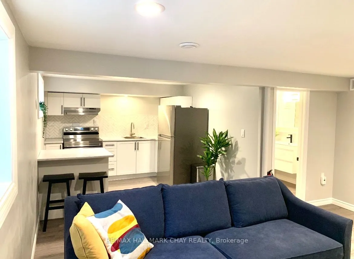 11 Daphne Crescent #LOWER