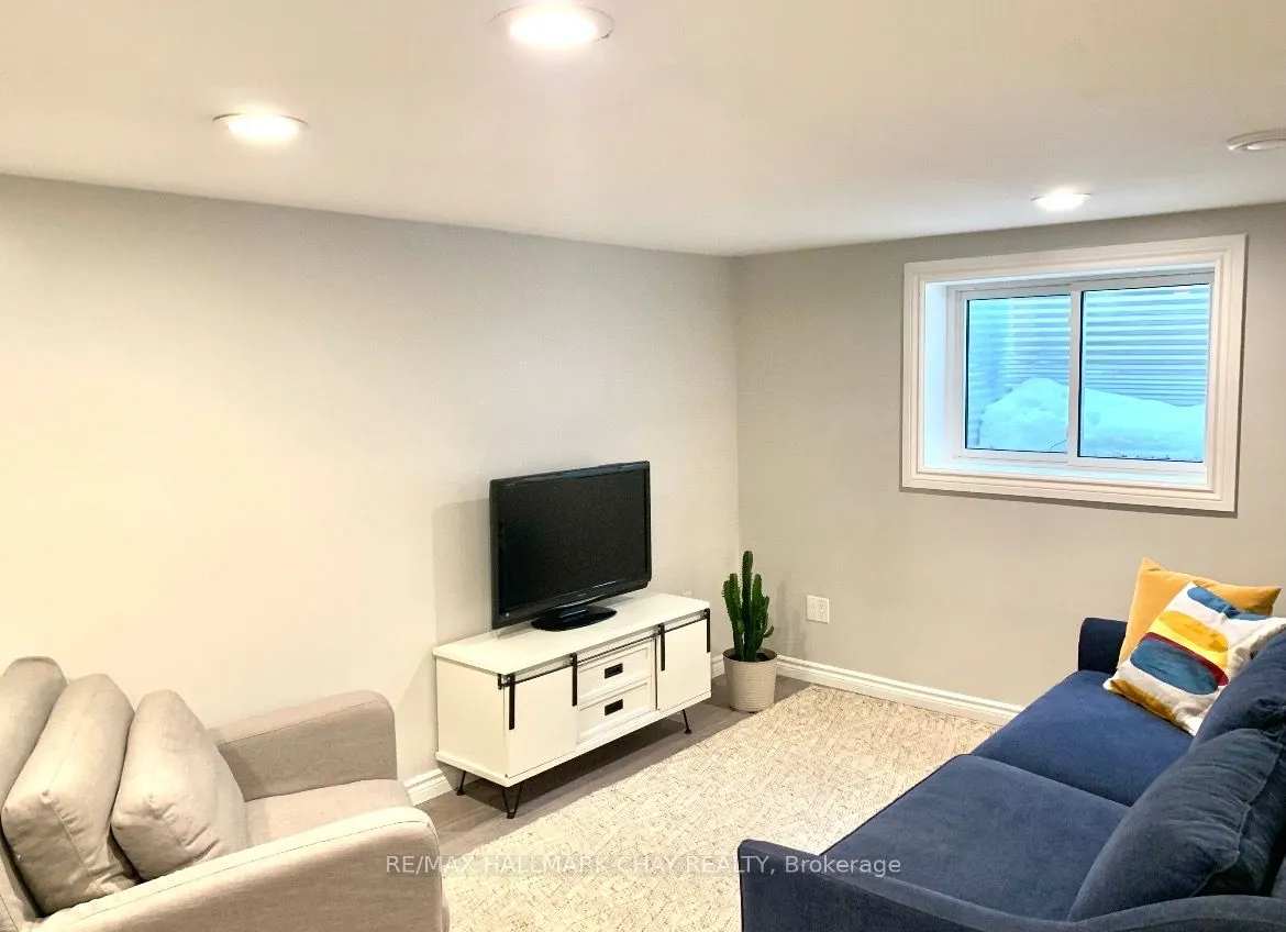 11 Daphne Crescent #LOWER