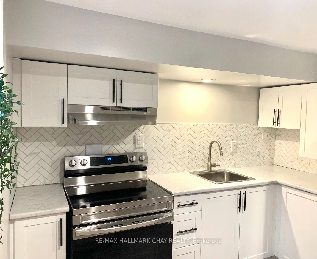11 Daphne Crescent #LOWER