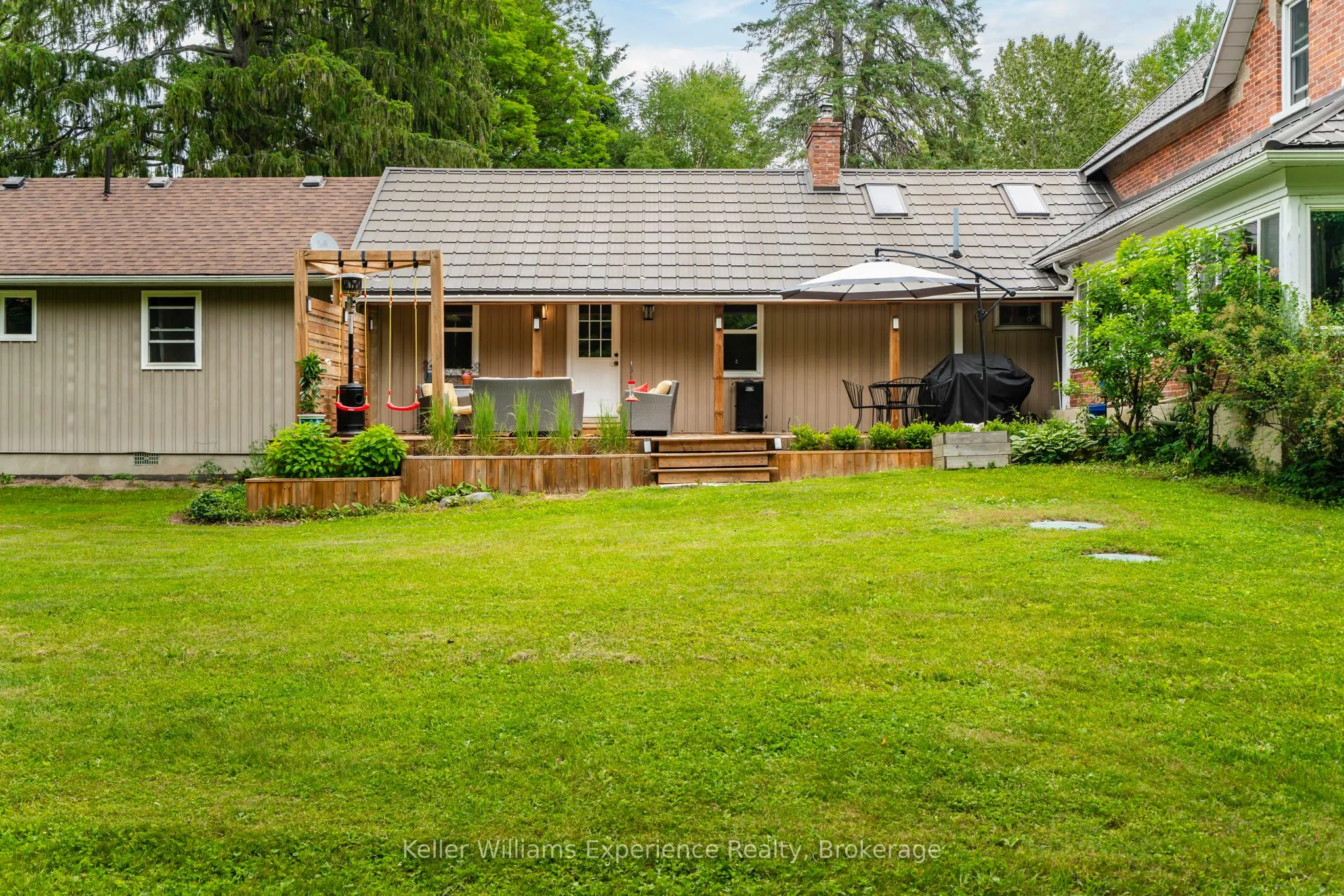 3744 Flos 4 Road W