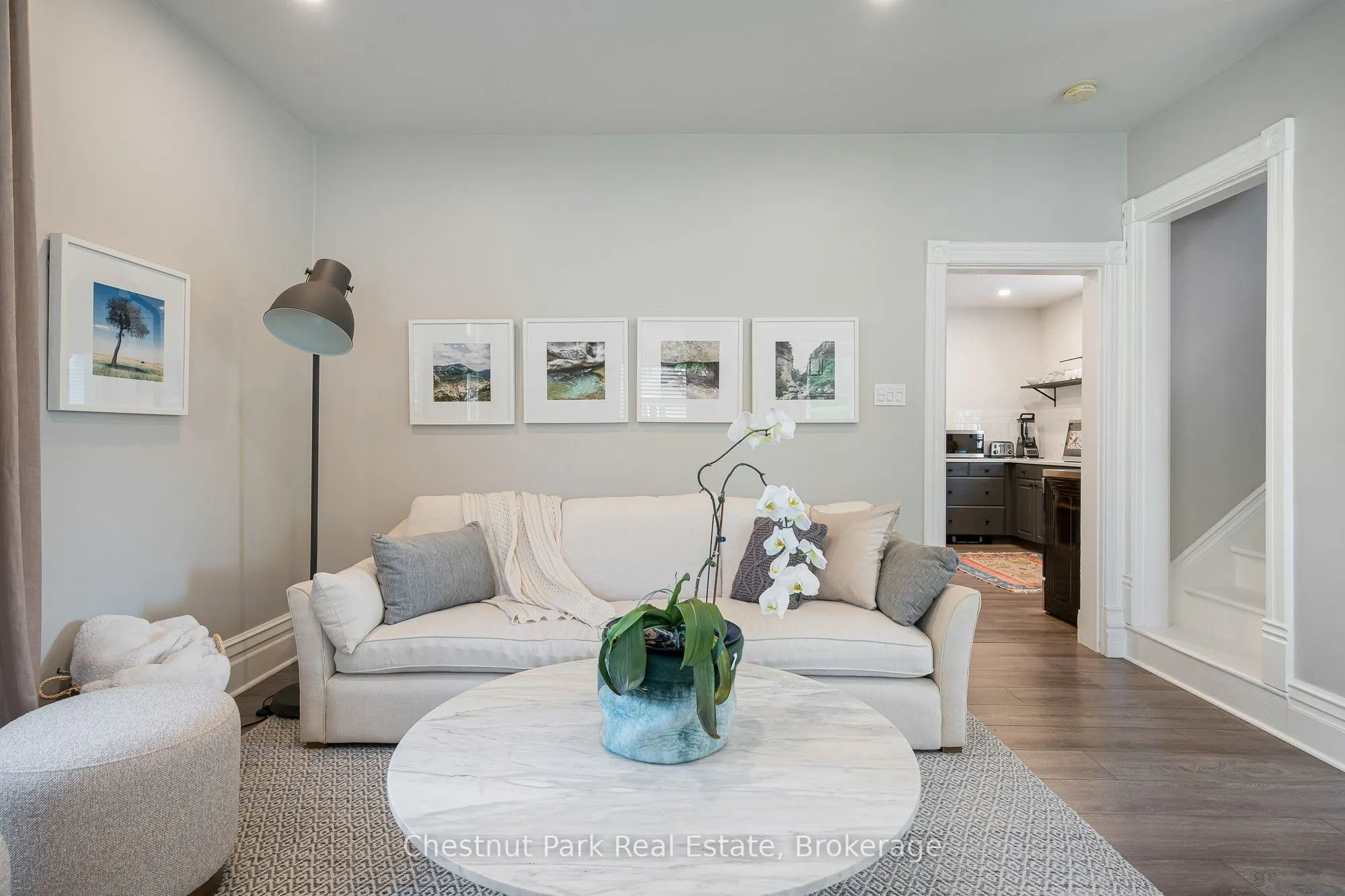 9 Wellington Street E
