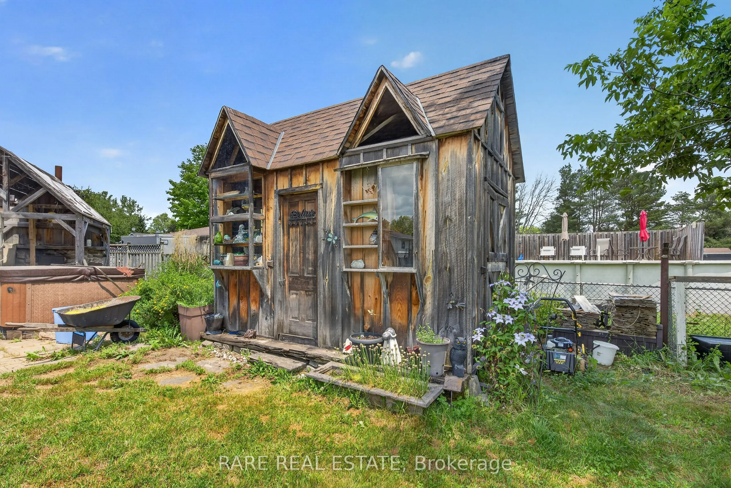 25 Edgewood Crescent