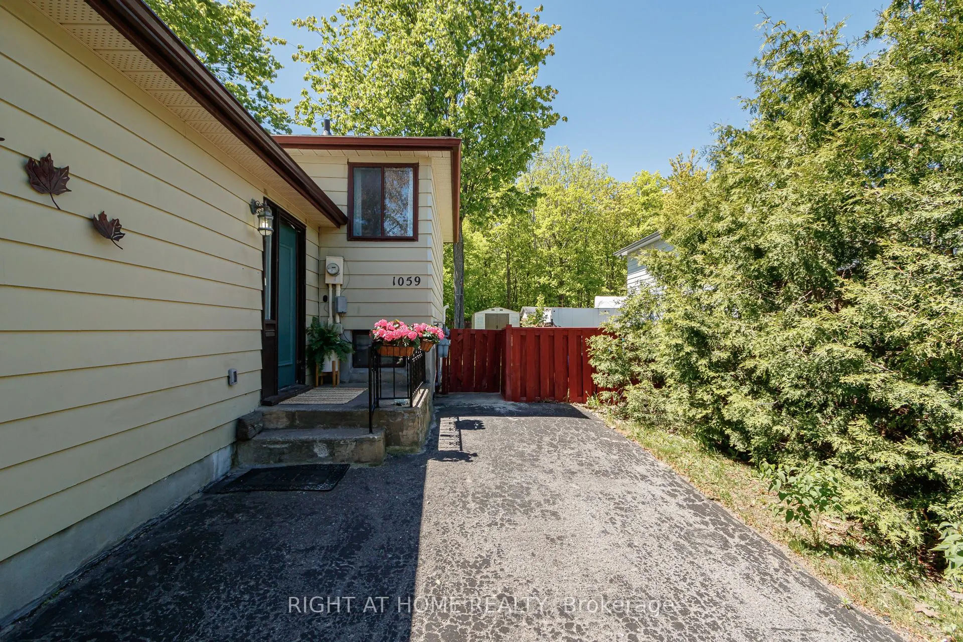 1059 Glen Mhor Crescent