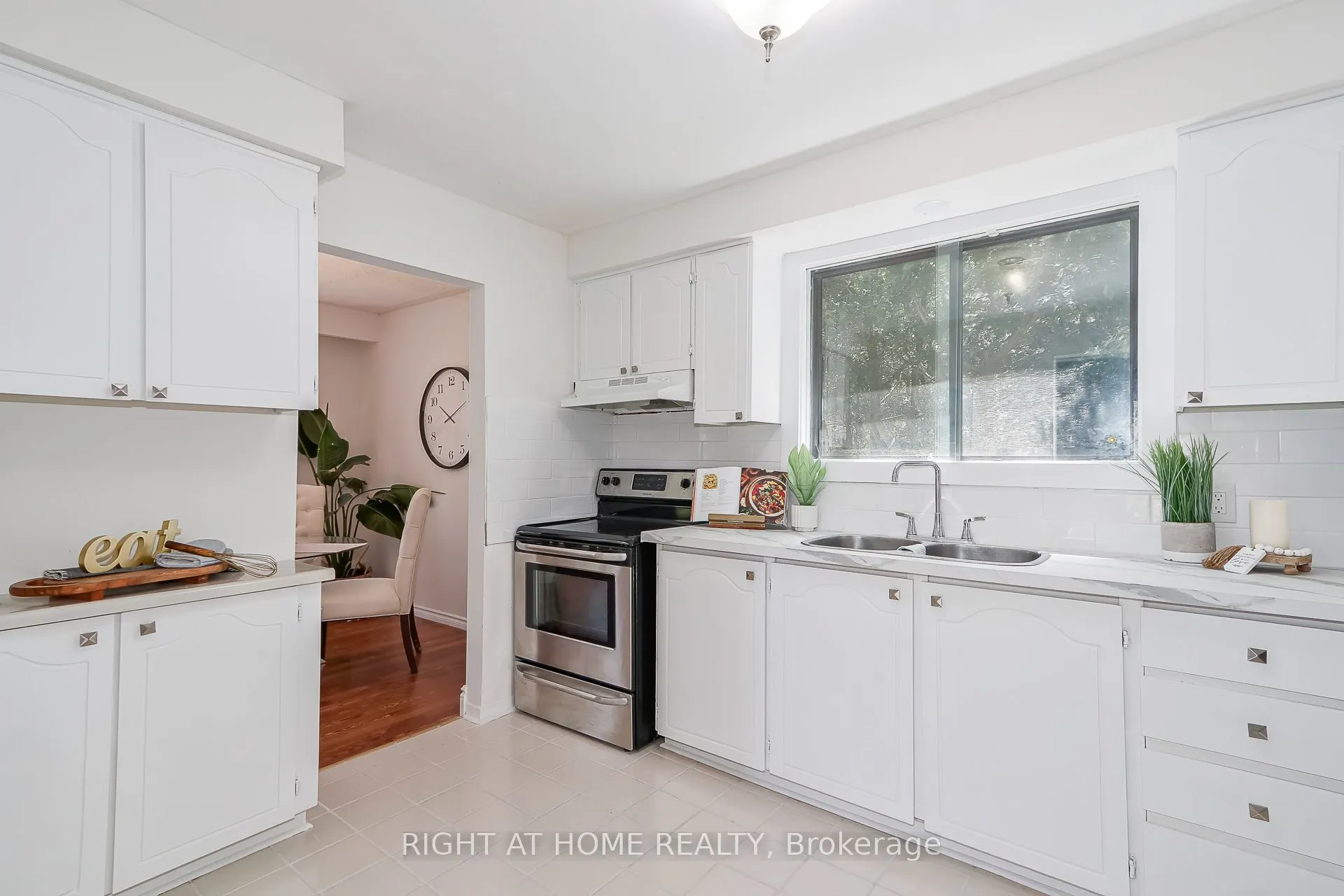 1059 Glen Mhor Crescent