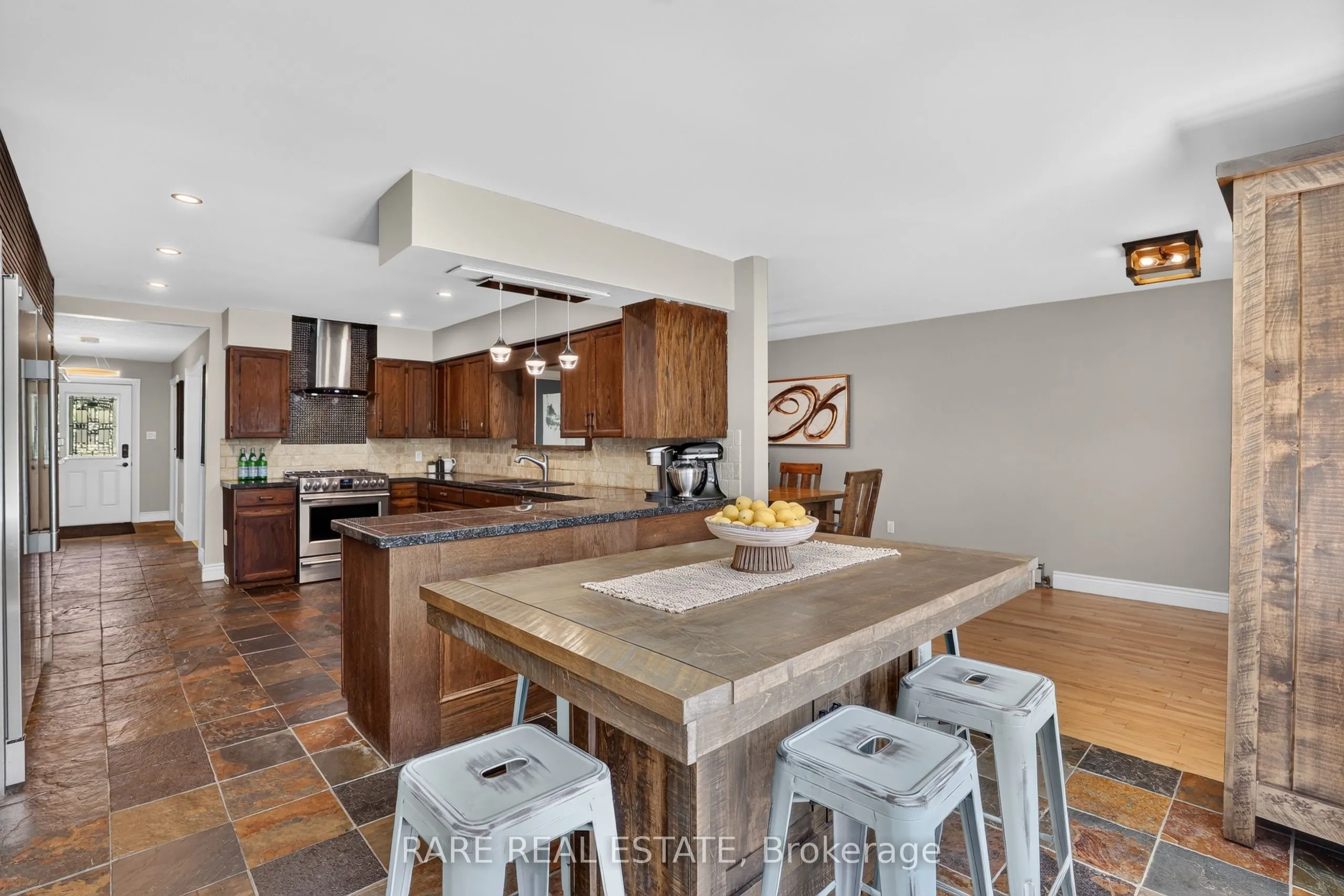 79 Caroline Street W