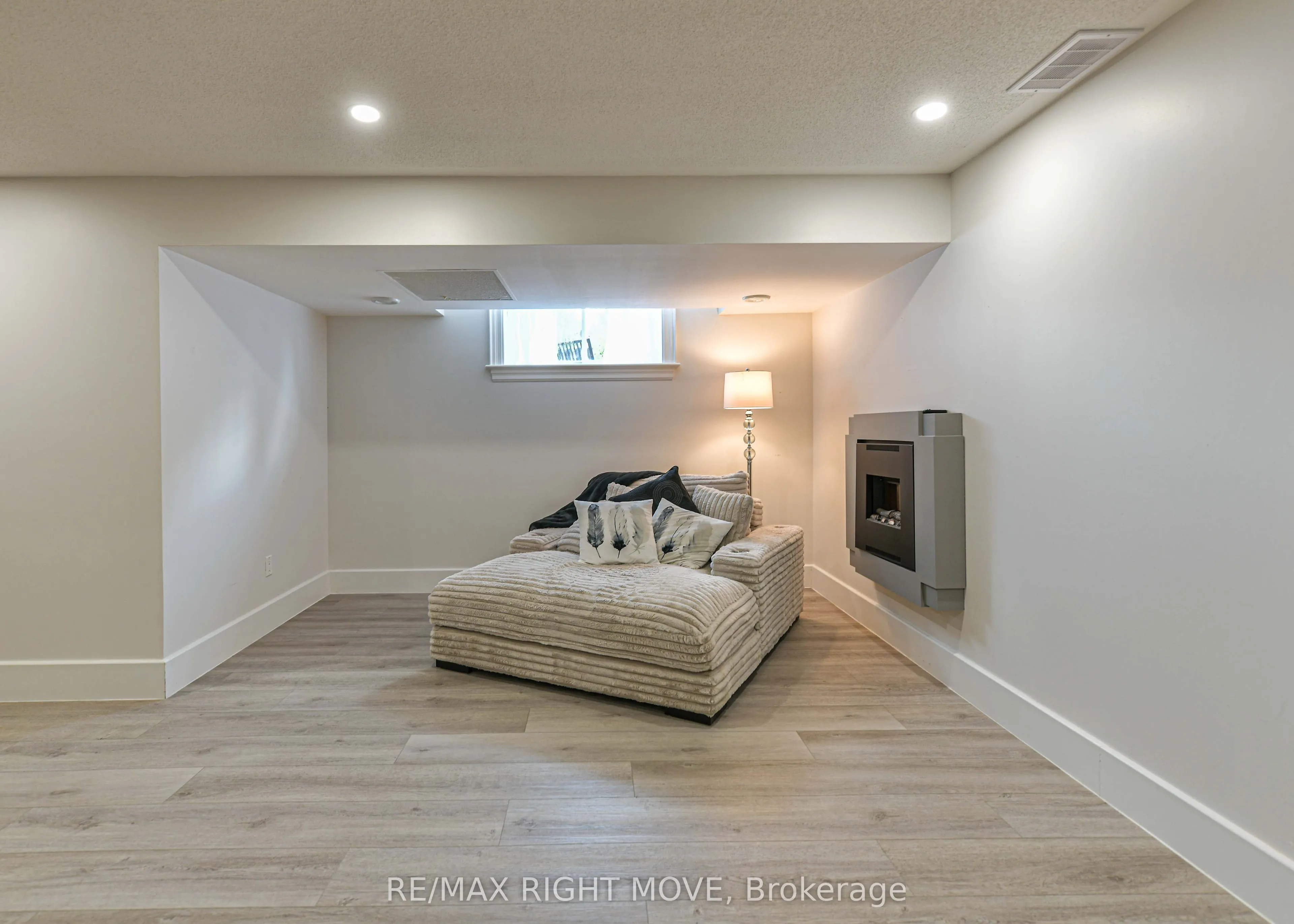 1043 Hurlwood Lane