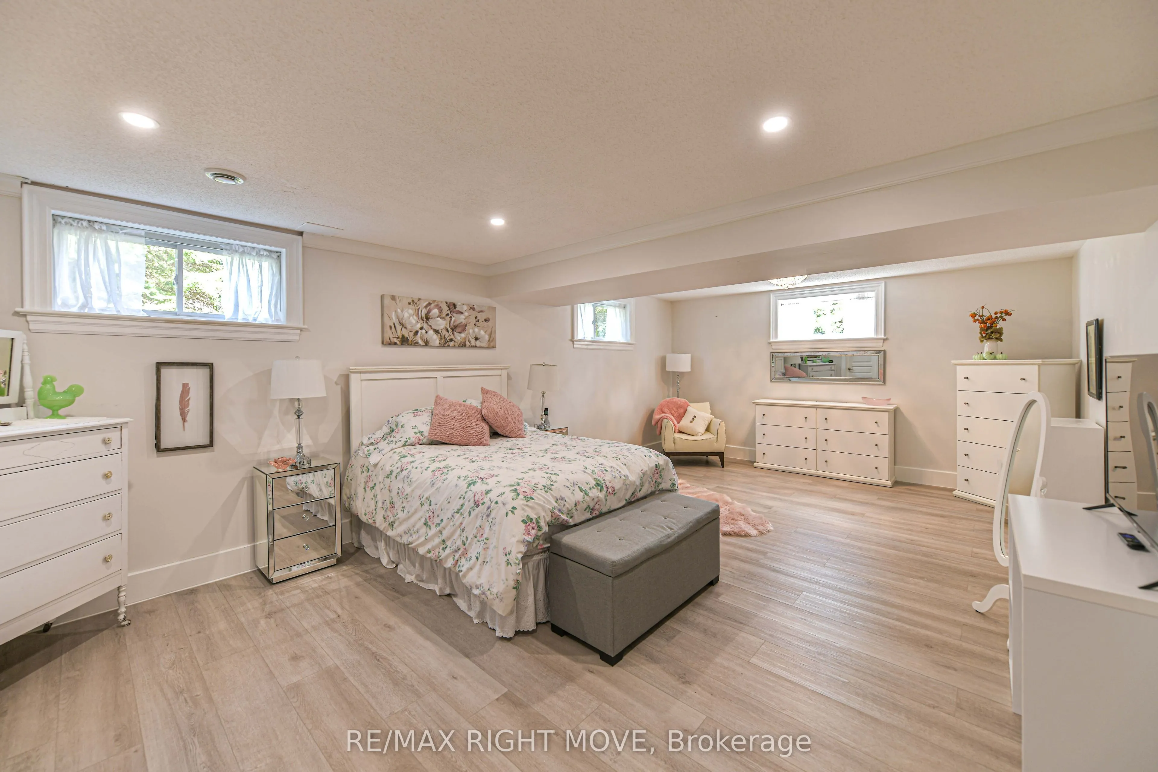 1043 Hurlwood Lane