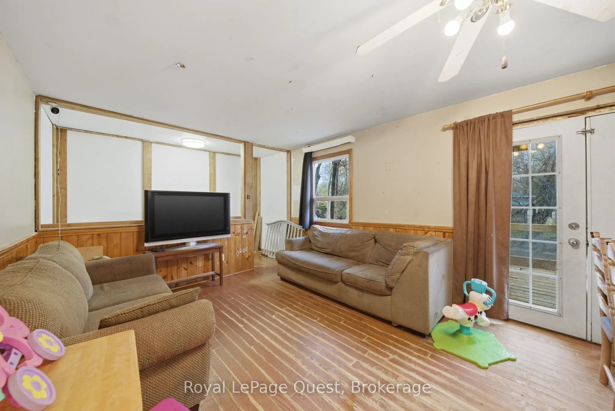 7476 Ash Crescent
