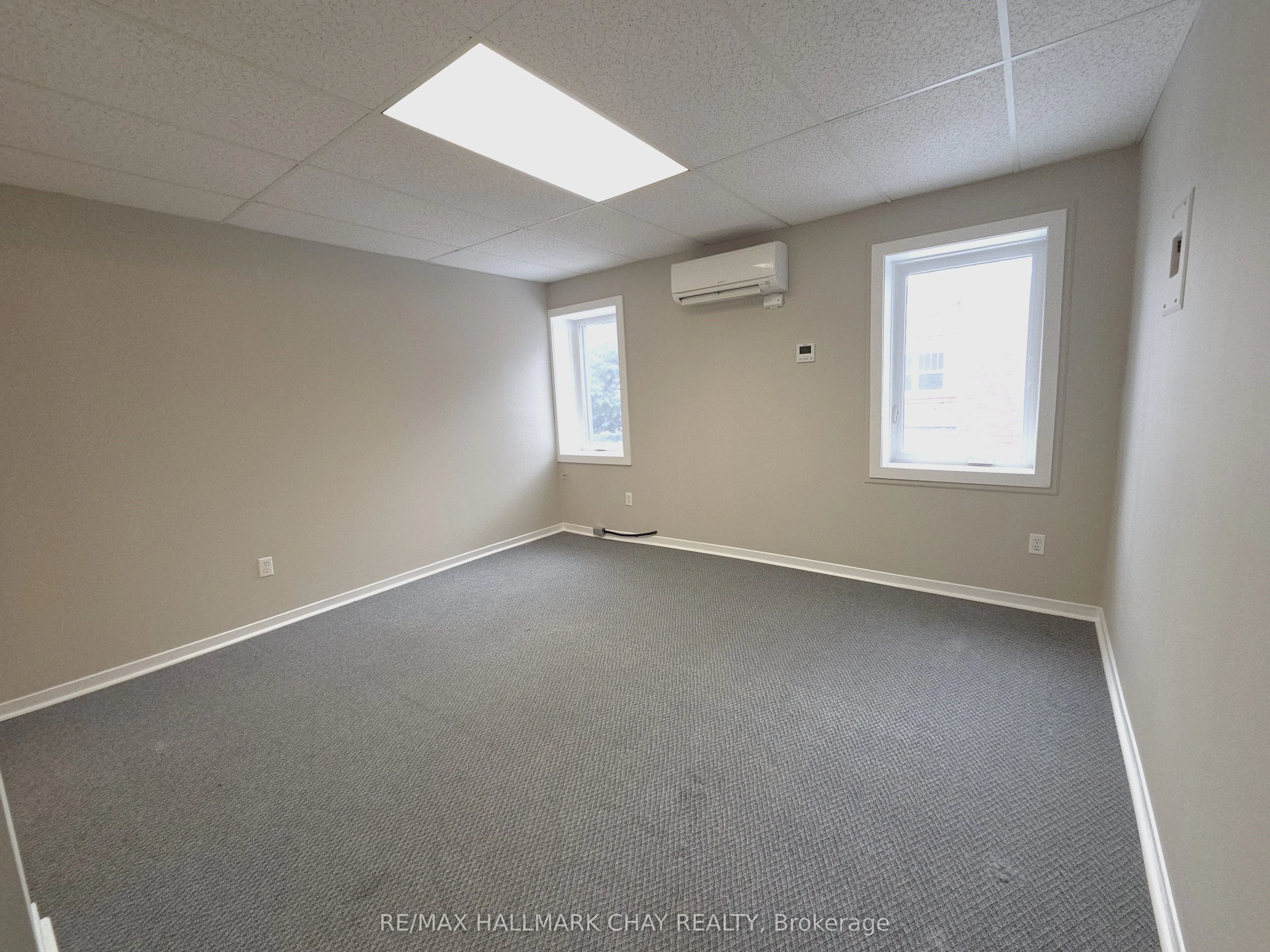 58 Queen St Street W