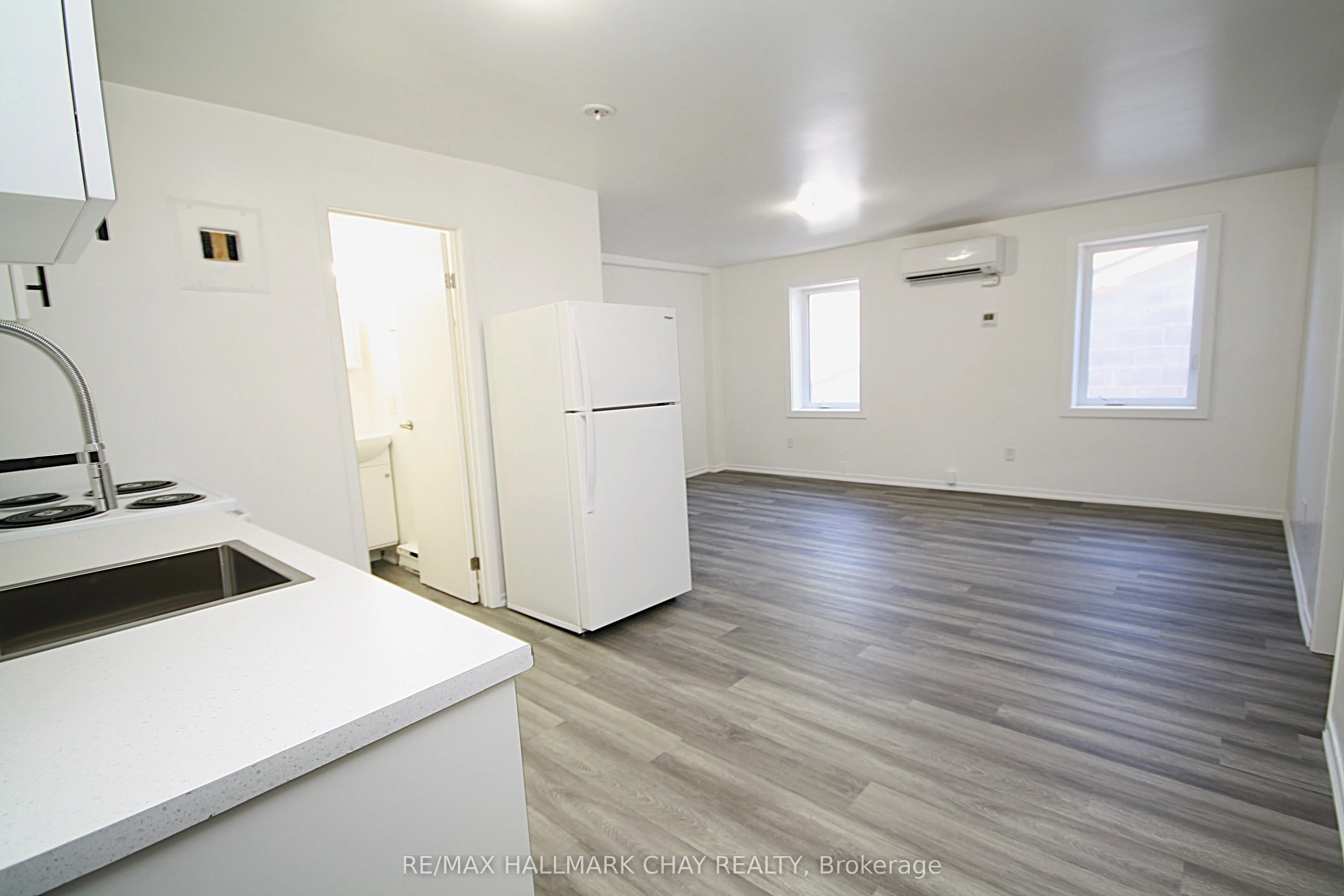 58 Queen St Street W