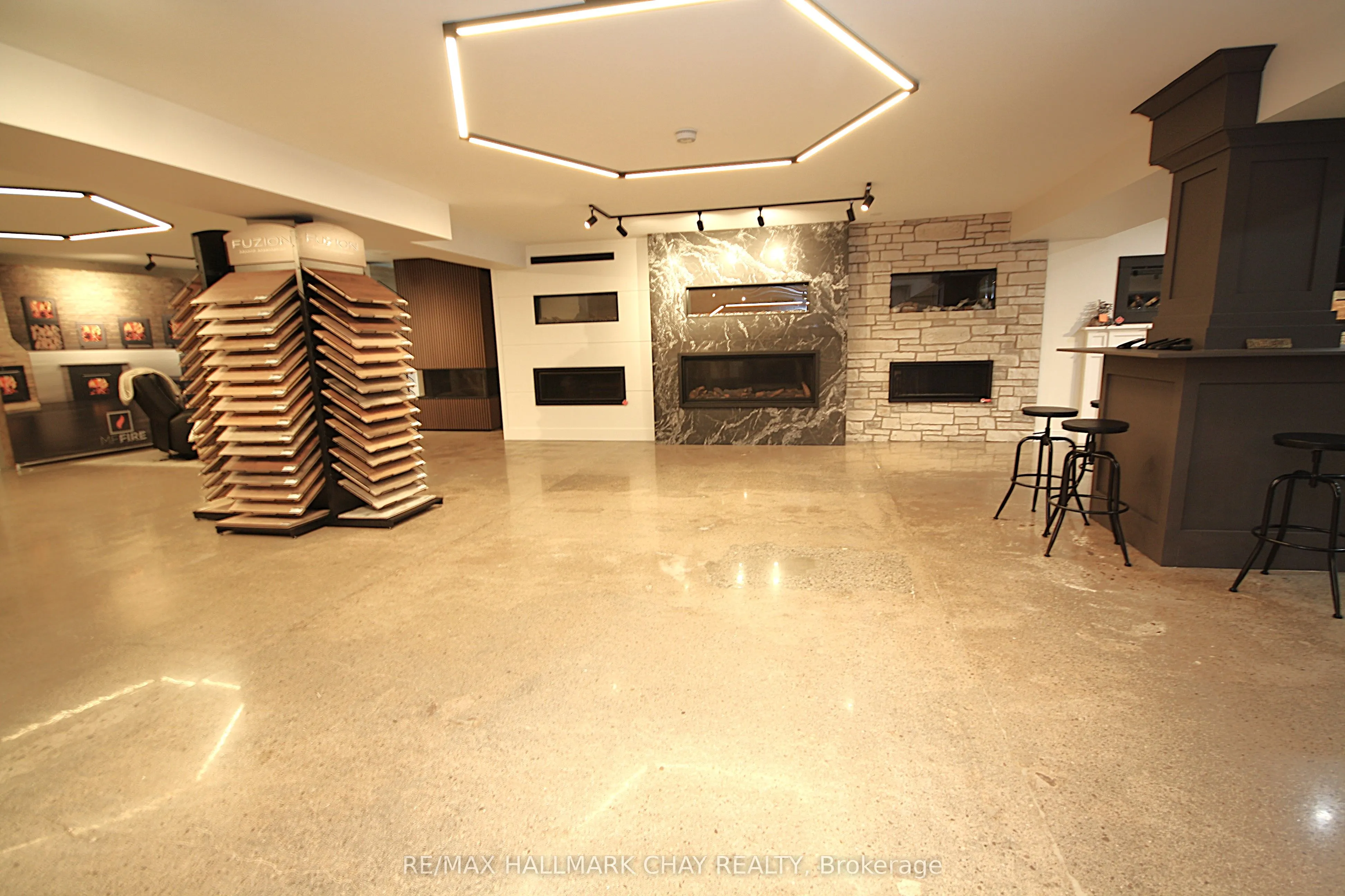 58 Queen St Street W