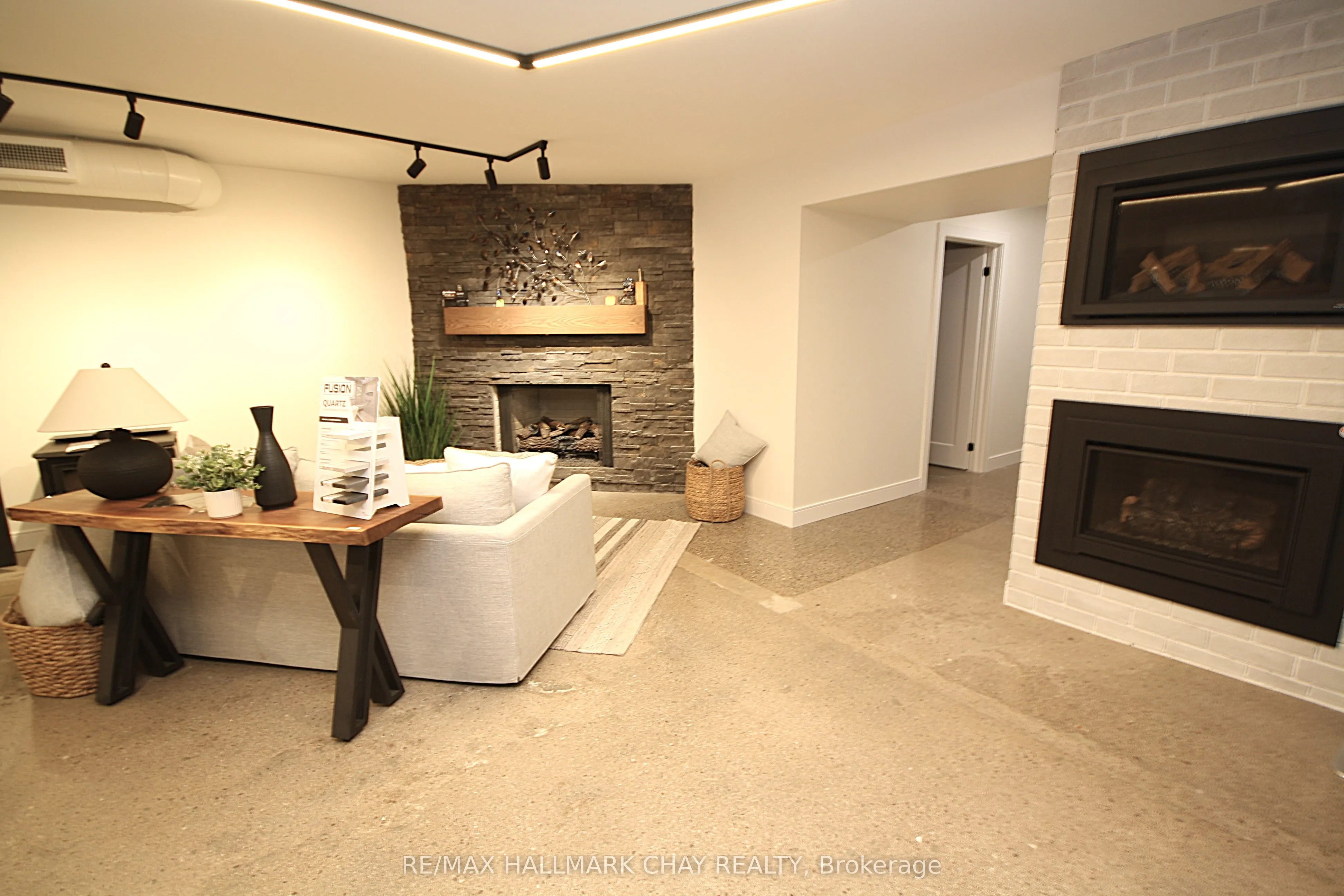 58 Queen St Street W