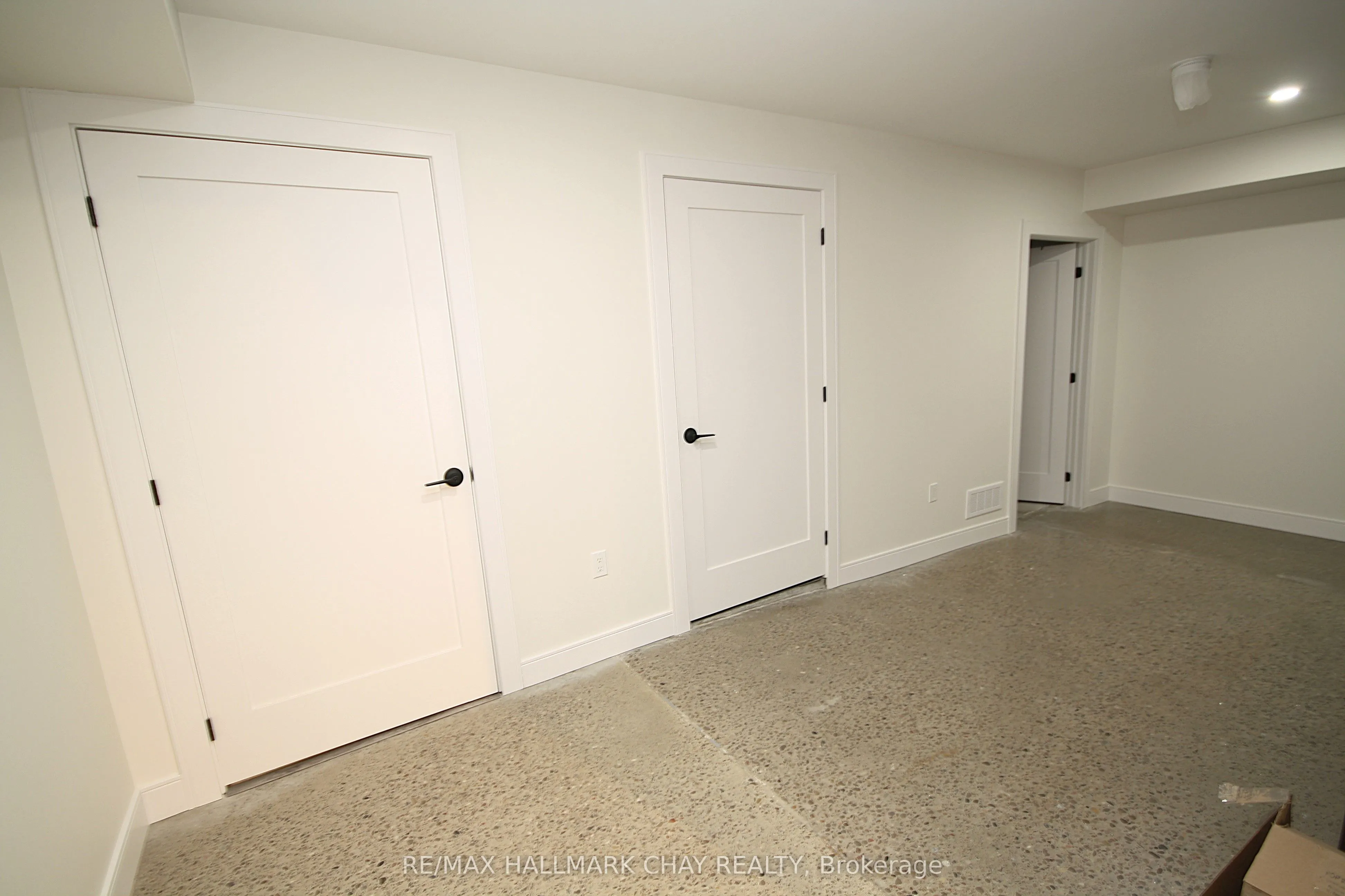 58 Queen St Street W