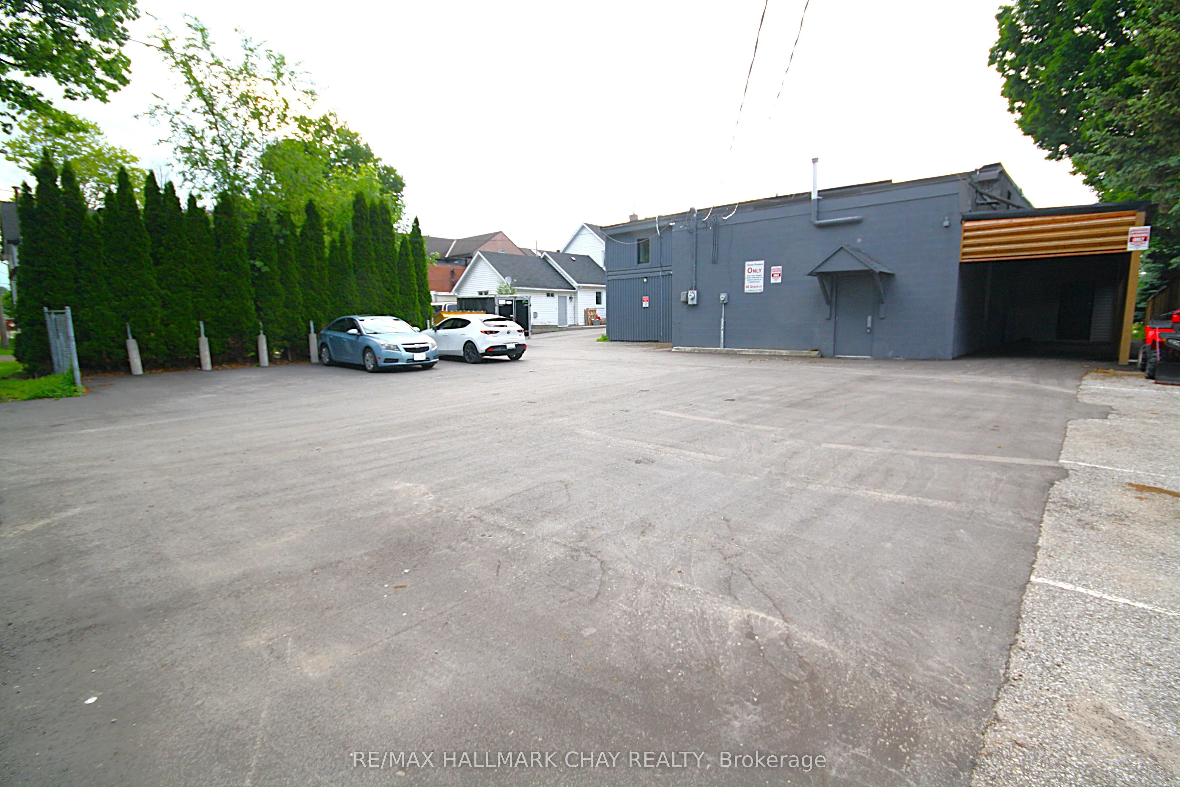 58 Queen St Street W
