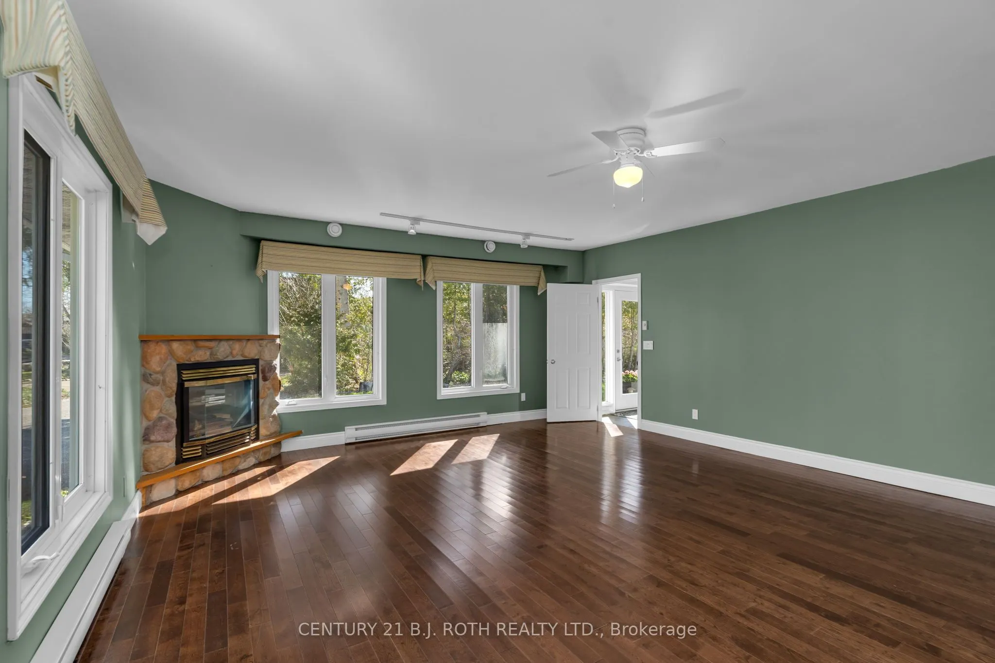 49 Lakeshore Road E