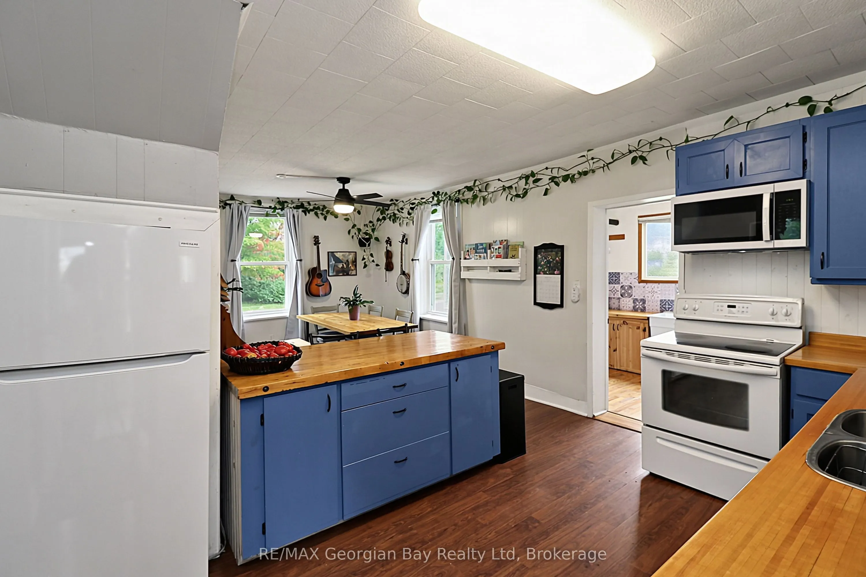 154 ROBERT Street W