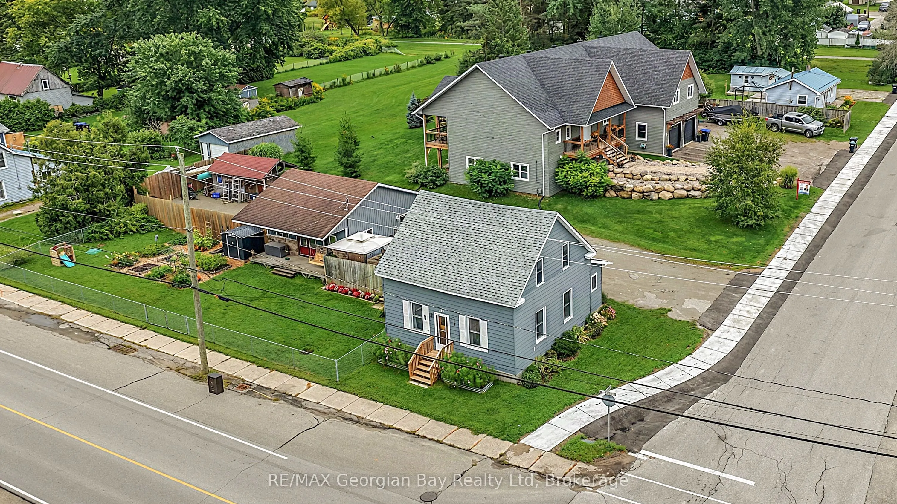 154 ROBERT Street W
