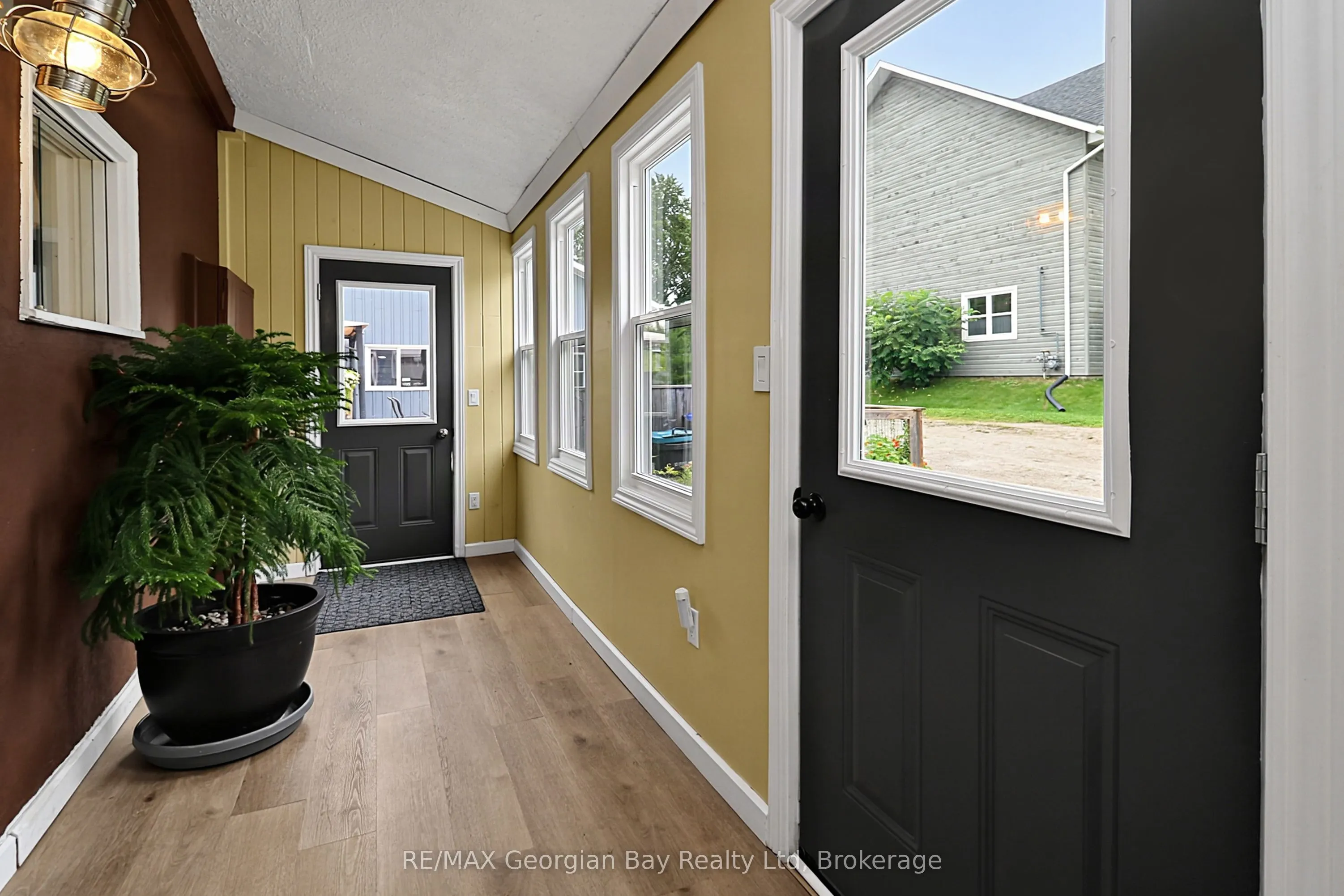 154 ROBERT Street W