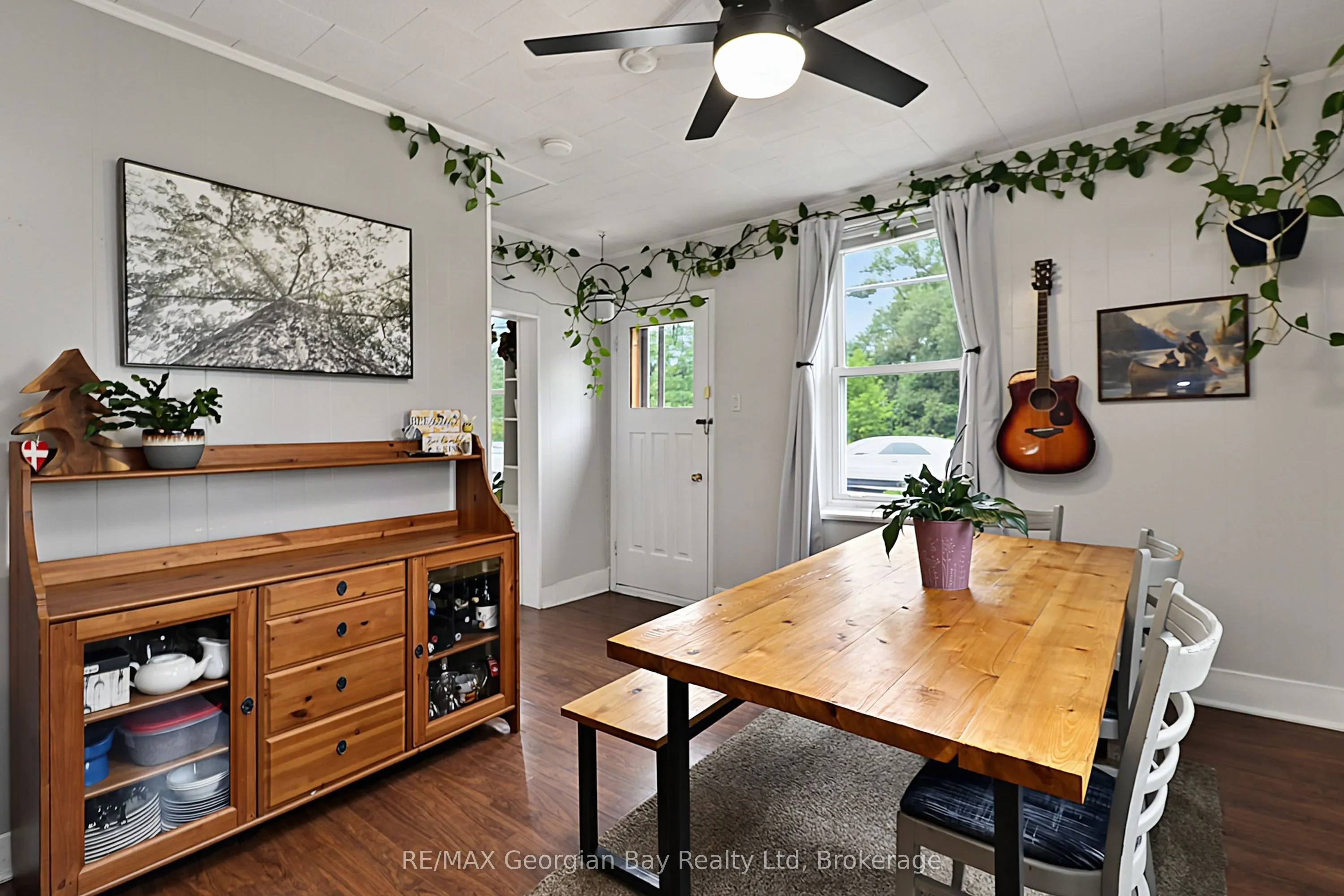 154 ROBERT Street W