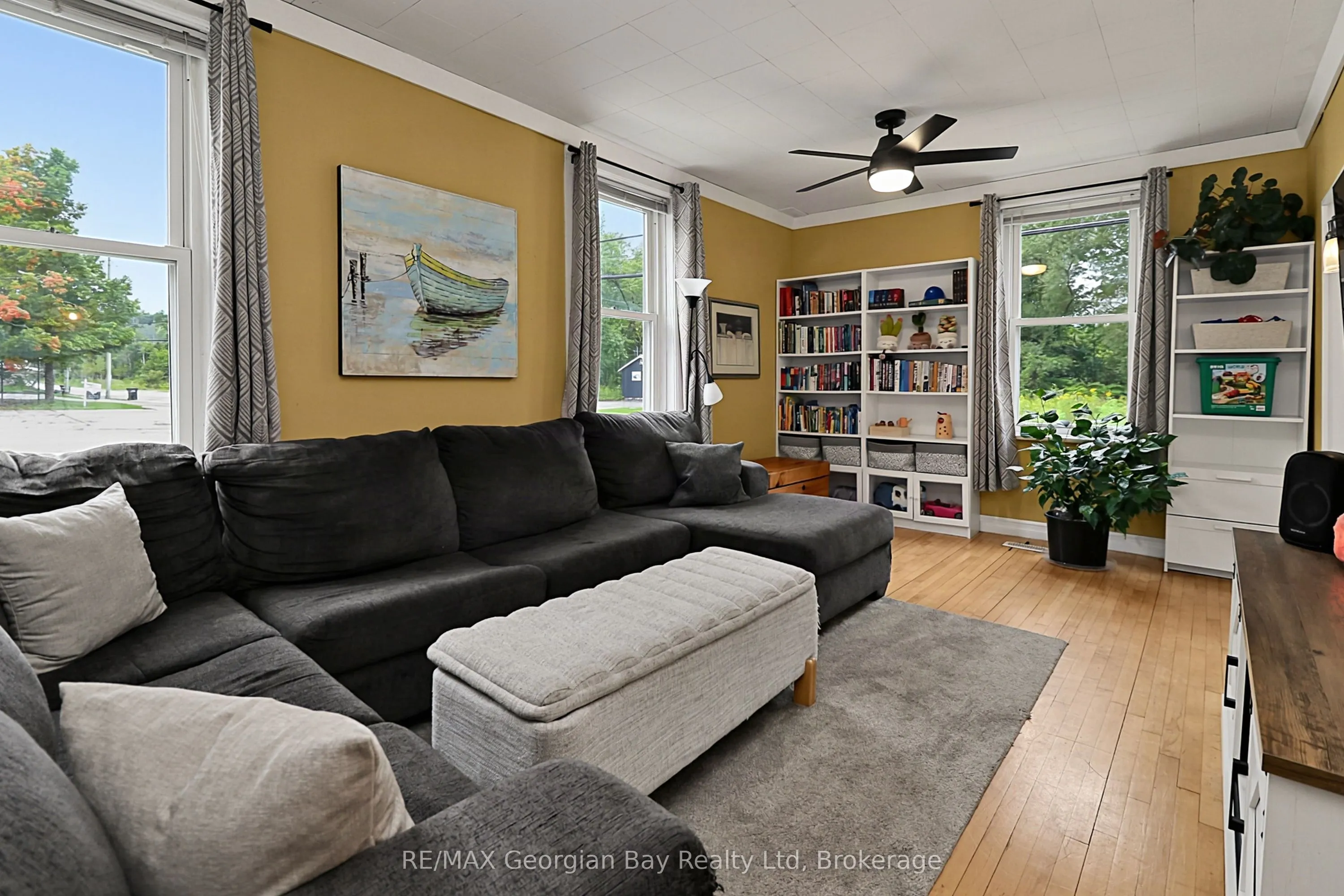 154 ROBERT Street W